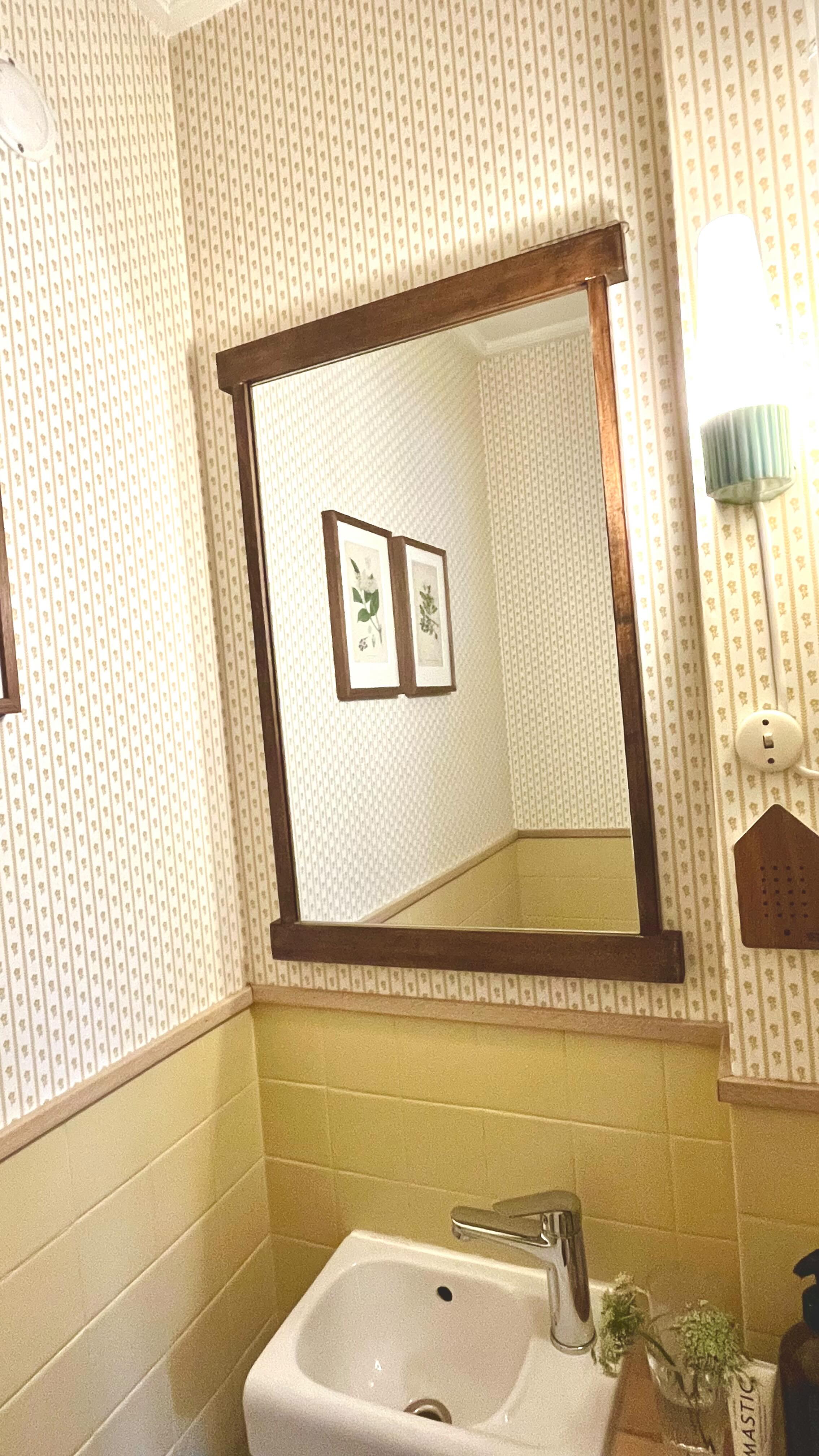 Male fliser? •~
.
Ja det kan du! 🤩
Det lille WC-rommet i vårt nye hus var nokså utdatert og vi hadde lyst å få det i samme stil som resten av huset 🏡
.
Om du ønsker å få tilsendt navn på tapeten, farge jeg har brukt og tips til maling av fliser skriv et lite 🏡 i kommentarfeltet og jeg sender til deg!
.
Riktig god onsdag ~• alt godt ønskes din vei! 🏡🤎🏡
.
#oppussing #interiørglede #interiørtips #nårgammeltblirnytt #malingavfliser