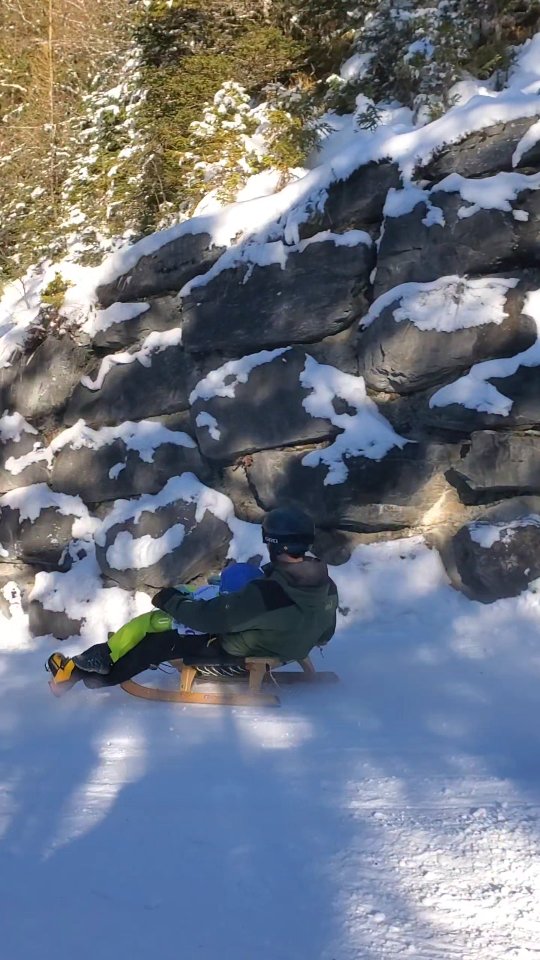R A S A N T E Schlittenfahrt in Langwies 🛷
Langwieser Schlittelrennen gehört fest zu Jahresprogramm unserer Kinder.
Dieses Jahr waren es 80 Kinder die Mitgemacht haben. Es werden immer mehr... so schön!💛
Danke dem #skiclubstrela fürs organisieren und dem @gasthausedelweiss für die Bewirtung der hungrigen Kinder🌭🥤
#biohof_rofel #langwies #schlittelrennen #kinderimschnee
