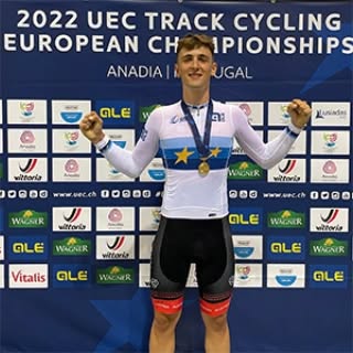 Der amtierende U23-Europameister im Punkterennen auf der Bahn, ehemaliger @rlmwien Fahrer und auch aktueller VICC Race Days-Sieger dieser Saison gibt uns am Sonntag die Ehre und wird die Preise für die Nachwuchslandesmeisterschaften überreichen.
#trackchampion #gofastturnleft
📸 Marc Zeiringer/ÖRV