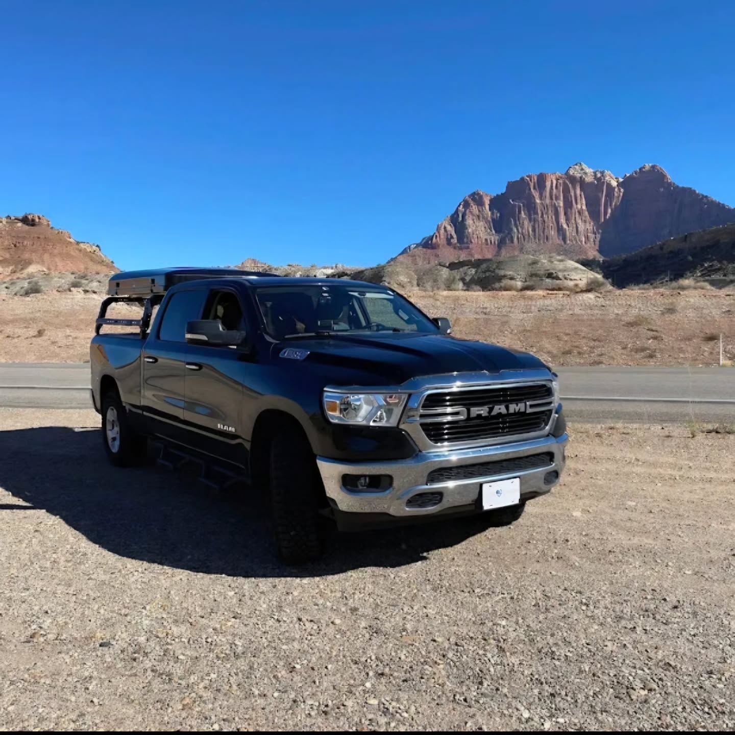 RAM
5.7L V8 Gasoline Engine – 395 HP
Designed for serious off-road capability and everyday comfort, the RAM 1500 delivers a smooth, powerful ride wherever the road — or trail — takes you.
Fully outfitted with luxury overland camping gear, it offers everything you need for a high-end outdoor experience.
With a spacious cabin and a large truck bed, there’s plenty of room for passengers, gear, and everything that makes the journey unforgettable.
🇫🇷 Moteur essence V8 5,7 L – 395 ch
Conçu pour offrir de véritables capacités tout-terrain tout en garantissant un confort optimal au quotidien, le RAM 1500 assure une conduite puissante et fluide, sur route comme hors des sentiers battus.
Entièrement équipé avec un pack camping overland haut de gamme, il propose tout le nécessaire pour une expérience outdoor de luxe.
Grâce à une cabine spacieuse et à une grande benne arrière, l’espace ne manque ni pour les passagers ni pour tout votre équipement d’aventure.
#RoadTripUSA
#roadtripwest
#OverlandAdventure