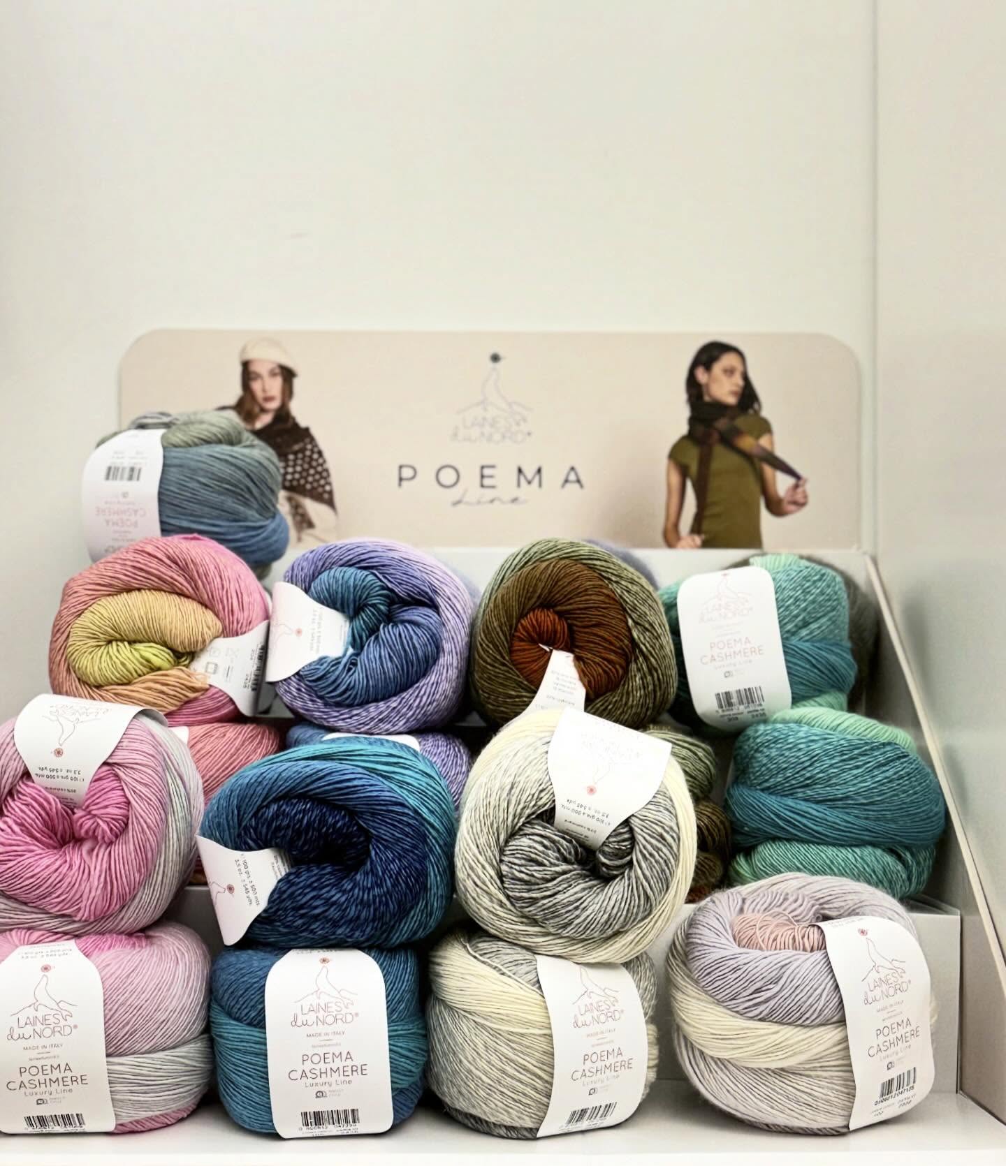 Farbverläufe, die fließen wie Gedanken.
Weichheit, die man schon beim Anschauen spürt.
Und dieses leise Klicken im Kopf: Daraus will ich etwas machen. Jetzt.
Poema von Laines du Nord ist kein Garn für später.
Der italienische Hersteller steht seit Jahrzehnten für hochwertige Naturfasern, außergewöhnliche Farbkonzepte und Garne, die mit jeder Masche Charakter zeigen.
Jede Poema-Qualität spielt mit fließenden Übergängen und lebendiger Tiefe – ganz ohne harte Farbbrüche:
• Poema Cashmere – luxuriös weich, edel, ein Traum auf der Haut
• Poema Tweed – mit feinen Sprenkeln für Struktur & Charakter
• Poema Alpaca – leicht, warm und wunderbar sanft
• Poema (klassische Linie) – harmonische Farbverläufe für unkomplizierte Lieblingsstücke
Ein Knäuel genügt – und du bist mittendrin.
✨🧶
#poemacashmere #lainesdunord #farbverlaufsliebe #italiangarn #strickenmachtglücklich