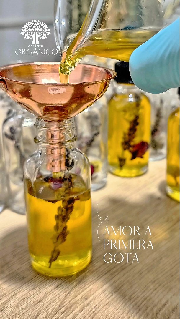 Un suero facial que ayuda a nutrir, proteger y fortalecer la barrera natural de la piel, evitando la pérdida de hidratación y aportando suavidad, elasticidad y luminosidad ✨
#sueroantioxidante #sueroantiarrugas #suerofacial #natural #organico