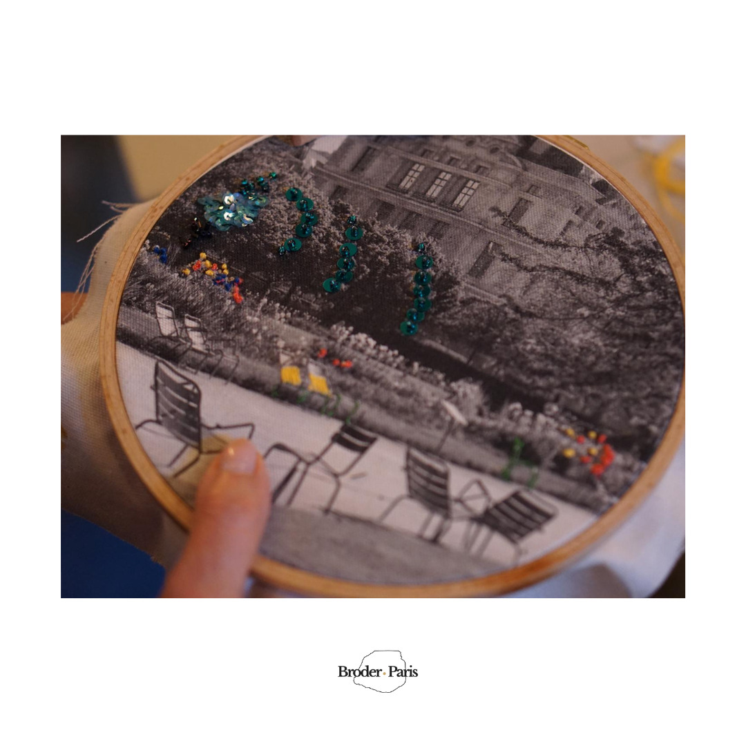 On January 22, Paris was stitched together under our hands.
A gentle winter pause, in a unique place, with beautiful food, threads, images, focused silence and moments shared around the table.
BRODER PARIS was born from what moves me most:
black & white photography,
my love for Paris,
and embroidery as a language of gesture, transmission, and connection.
Each atelier is an encounter.
With an image.
With materials.
With flavour.
And above all, with people.
They say it better than I ever could:
“A magical pause in the winter fog.”
“A wonderful day, in a beautiful place.”
“So much joy in stitching together.”
New dates coming in March.
Feel free to DM if your heart feels like it.
Palmyre
Le 22 janvier, Paris s’est brodé sous vos mains.
Une parenthèse douce au cœur de l’hiver, dans un lieu unique, autour de mets gourmands.
Des fils, des images, du silence concentré… et de beaux moments partagés autour de la table.
BRODER PARIS est né de ce qui m’anime :
la photographie en noir & blanc,
mon amour pour Paris,
et la broderie comme langage du geste, de la transmission et du lien.
Chaque atelier est une rencontre.
Avec une image.
Avec la matière.
Avec le goût.
Et surtout, avec les personnes présentes.
Elles en parlent mieux que moi :
“Une parenthèse enchantée dans le brouillard de l’hiver.”
“Une journée merveilleuse, dans un lieu superbe.”
“Beaucoup de plaisir et de bonheur à broder ensemble.”
De nouvelles dates arrivent en mars.
Palmyre
#BroderParis
#BroderieContemporaine
#ArtisanatDart
#ParisCreatif
#SlowMade