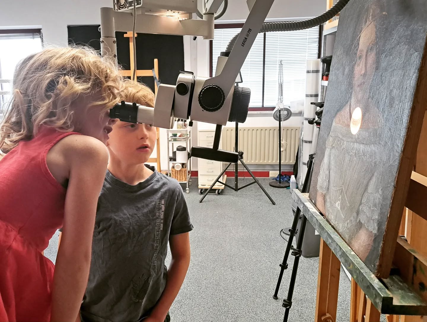 Fijn als de hele familie meehelpt...zoals hier bij het opzetten van mijn nieuwe microscoop. Er wordt ook meteen begonnen met het onderzoeken van verflagen. Ik kijk nu al uit naar de volgende scheur die ik mag hechten. #schilderijenrestauratie #restauratie #scheurherstel #verflaag #beeldenrestauratie #onderzoek