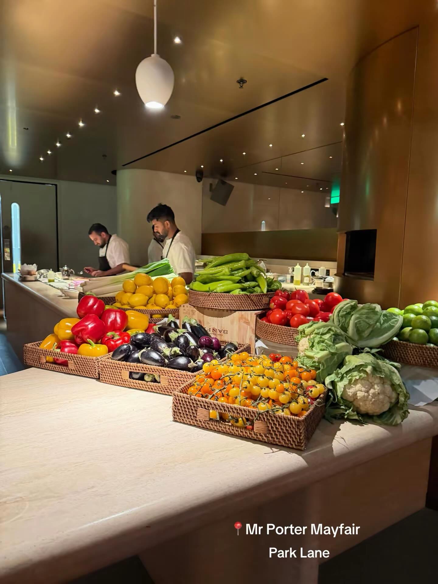 @mrporter_london We went to Mr Porter for a work dinner. It is a new spot located inside the Park Lane Hotel. We think the dinner was great, mostly sharing platters which are fusion tastes. Dessert wise, we found them very light and fresh, with the strawberry mille-feuille being our preference. The interior is classy and sleek. We recommend.
#parklane #foodreview #restaurantreview #mayfair #fyp