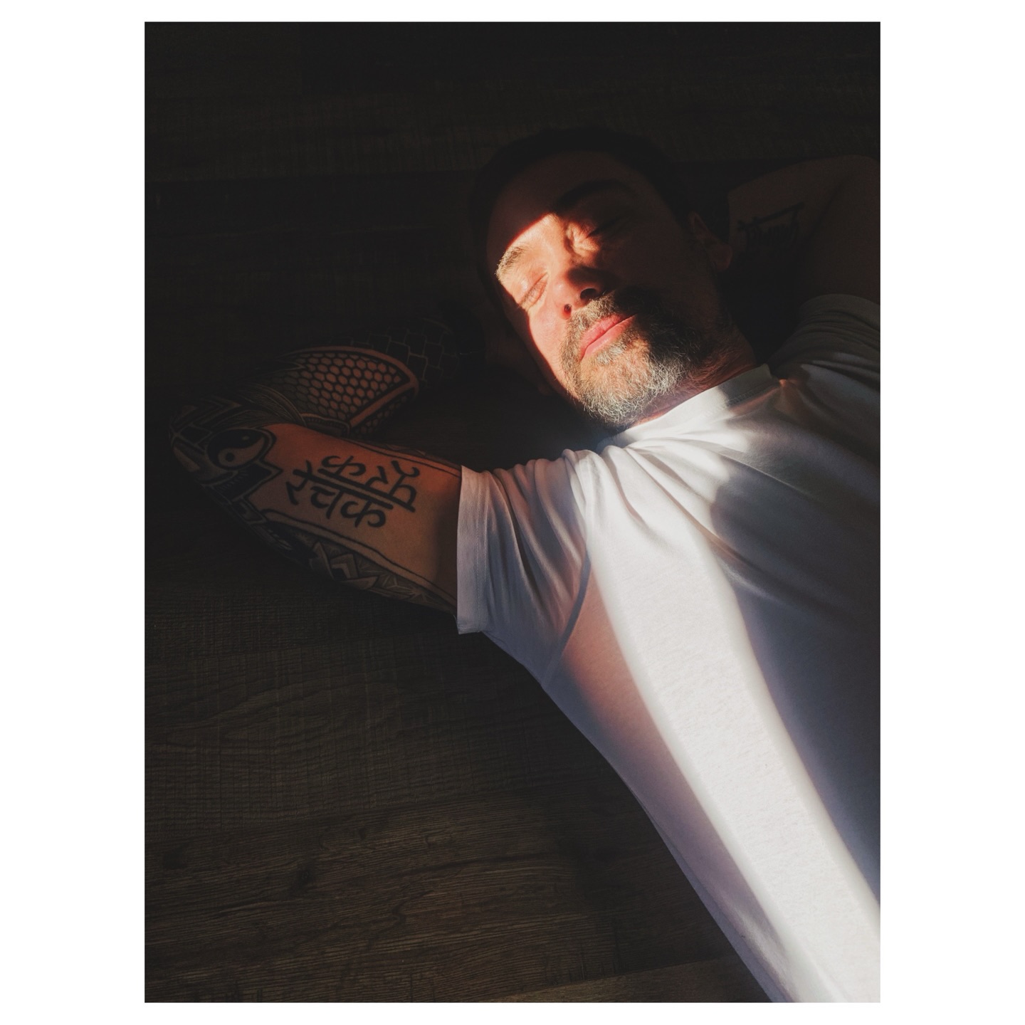 Il y a des saisons où l’on ne pousse pas.
Pas parce que quelque chose manque,
mais parce que tout est en train de se réorganiser.
L’hiver en fait partie.
Une saison de retrait, de silence,
où 𝗹𝗮 𝘁𝗲𝗿𝗿𝗲 𝘀𝗲𝗺𝗯𝗹𝗲 𝗶𝗺𝗺𝗼𝗯𝗶𝗹𝗲
𝗮𝗹𝗼𝗿𝘀 𝗾𝘂’𝗲𝗹𝗹𝗲 𝘁𝗿𝗮𝘃𝗮𝗶𝗹𝗹𝗲 𝗲𝗻 𝗽𝗿𝗼𝗳𝗼𝗻𝗱𝗲𝘂𝗿.
Je me sens en jachère en ce moment.
L’ombre prend sa place.
Je laisse mourir certaines choses.
Je remercie ce qui a été, sans m’y accrocher.
Une lumière passe, discrète.
Elle ne force rien, elle annonce.
Sous la surface gelée, ça travaille.
Silencieusement.
Patience, lenteur, ajustements invisibles.
Ce temps n’est pas un arrêt.
C’est une préparation.
Une mise en ordre intérieure.
Je prends soin du sol.
Je fais confiance au rythme.
𝗖𝗲 𝗾𝘂𝗶 𝘃𝗶𝗲𝗻𝗱𝗿𝗮 𝗻’𝗮𝘂𝗿𝗮 𝗽𝗮𝘀 𝗯𝗲𝘀𝗼𝗶𝗻 𝗱’𝗲̂𝘁𝗿𝗲 𝗳𝗼𝗿𝗰𝗲́.
Dan | Entre mouvement & conscience