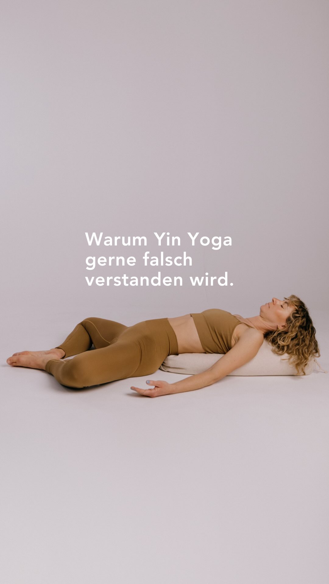 POV: Warum Yin Yoga & Somatics so oft falsch verstanden werden. ❌
Weil wir sie durch die Brille der Leistung anschauen.
Weil wir sie messen an „Output“, „Dehnung“ oder „Transformation“.
Aber das ist nicht der Weg dieser Praxis.
Yin & Somatics funktionieren nicht linear.
Wir fragen hier nicht: Wie weit kannst du gehen?
Sondern: Wie nah kannst du kommen?
An dein System.
An dein Spüren.
An dein echtes Tempo.
Somatic Yin ist keine passive Praxis – es ist ein Übung in innerer Präsenz.
Nicht weichspülen – sondern wahrnehmen.
Nicht raus aus dem Körper – sondern rein.
.
.
#yinisnotpassive #somaticyoga #feltpractice #yintraining #somaticflow embodiedyogateacher