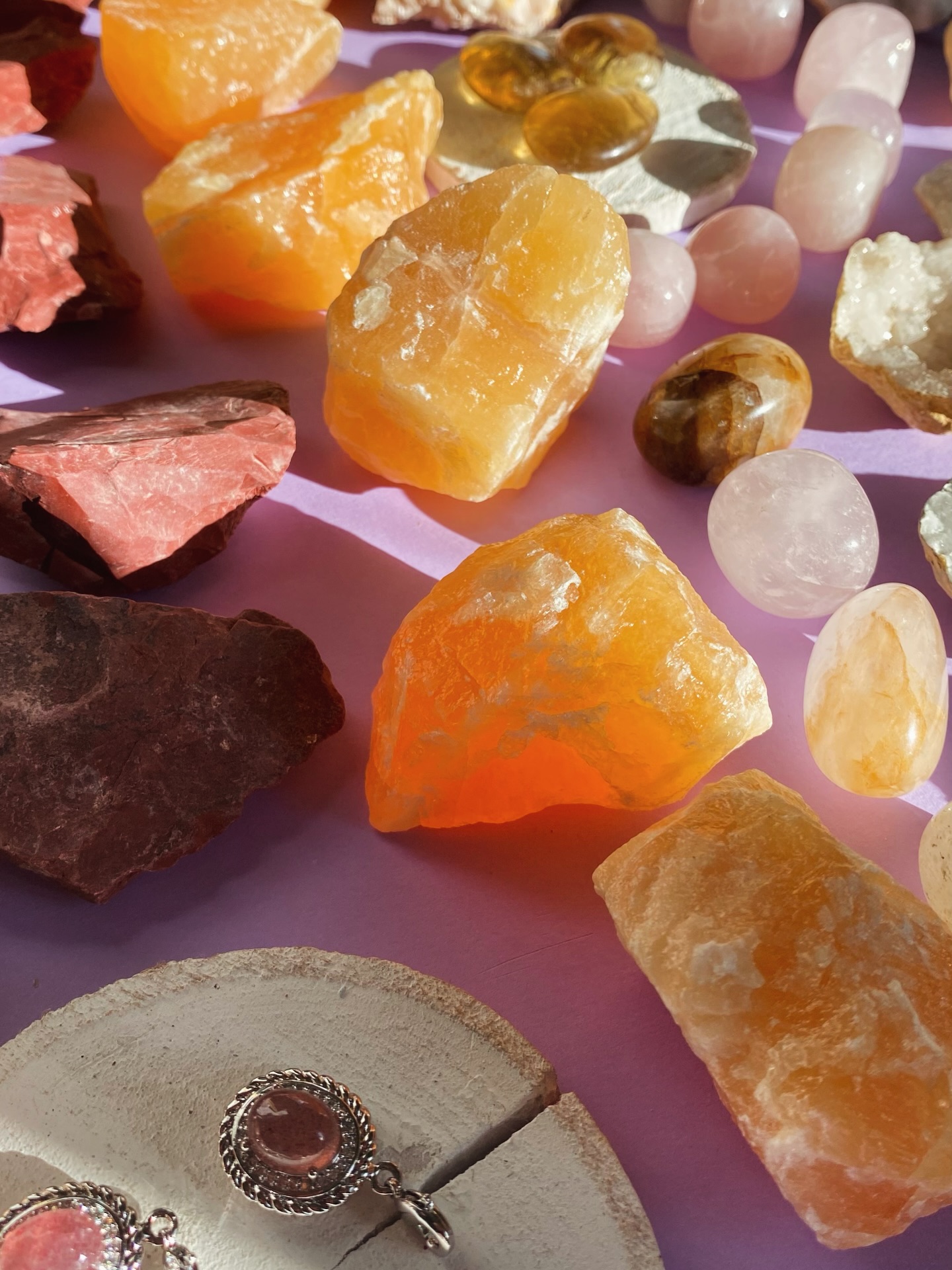 Je voulais encore une fois vous remercier jolies âmes!
Vous êtes là pendant les lives, mais aussi par vos commandes sur le site ou en story ou encore par vos messages de soutien sur insta 🤗 C’est énorme ce que vous faite même sans rien acheter 😌
Vous n’êtes pas juste des pompes à fric sachez le, vous êtes ici dans une safe place, la lithotherapie nous aide à nous améliorer au quotidien et même pendant toute une vie!
Je suis tellement reconnaissante d’être ici à ma place avec vous🤗🫶
Que l’aventure continue ☀️
Affectueusement,
Emeline 💫✨