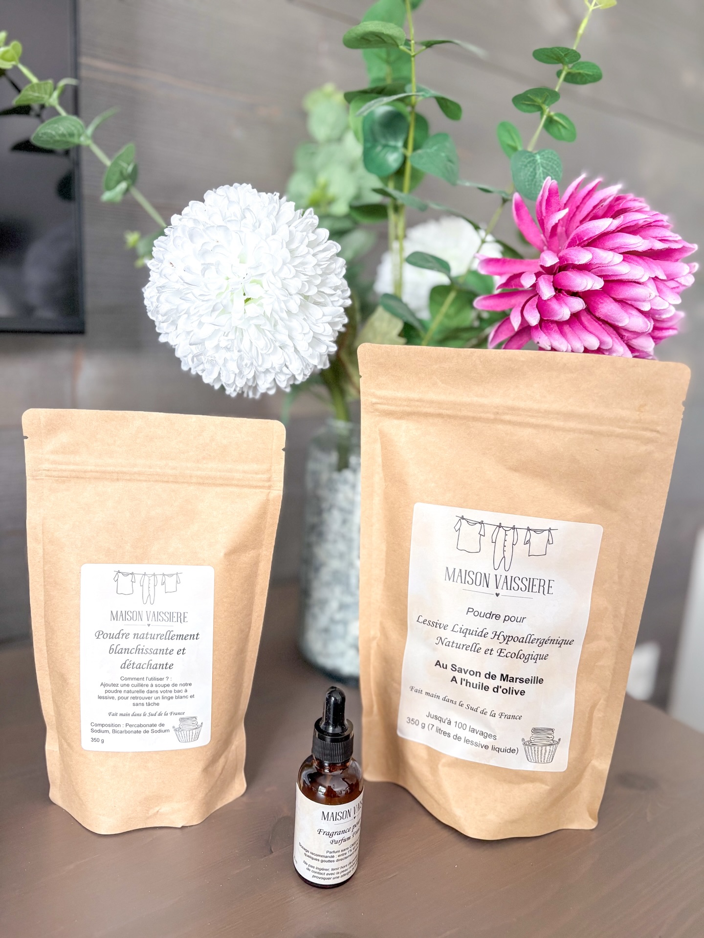 Petits changements à la maison 🌿
🧺 Ces derniers jours, j’ai fait quelques achats pour la maison, choisis avec attention.
Pas par envie de nouveauté, mais avec l’idée de remplacer peu à peu ce qui est chimique par des alternatives plus saines, pour nous et pour la planète.
🌱 J’ai notamment pris la lessive de @maison.vaissiere , l’un de leurs derniers produits.
Je ne l’ai pas encore testée, mais la démarche et la composition m’ont donné envie d’essayer.
🍊 J’ai aussi choisi un diffuseur de parfum à la mandarine pour les toilettes, pour dire au revoir aux sprays chimiques.
🧼 Et puis un savon artisanal, fabriqué dans le Gard, avec son système d’accroche — ça faisait longtemps que j’avais envie de tester ce format.
🚗 Enfin, des recharges pour les diffuseurs de nos voitures : coquelicot et vanille.
De petits changements simples, qui rendent le quotidien plus sain.
🤍 Ce n’est pas une collaboration, juste un partage spontané.
Et pour celles et ceux que ça intéresse, leur site internet vient tout juste d’ouvrir.
#consommerautrement
#maisonplusnaturelle
#gestessimples
#quotidienconscient
#slowhome