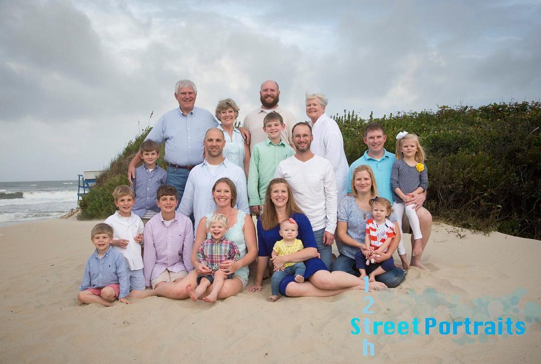 We love seeing families take the time out for an extended family vacation! Book your family portrait session today! #12thstreetportraits #obx #outerbanks