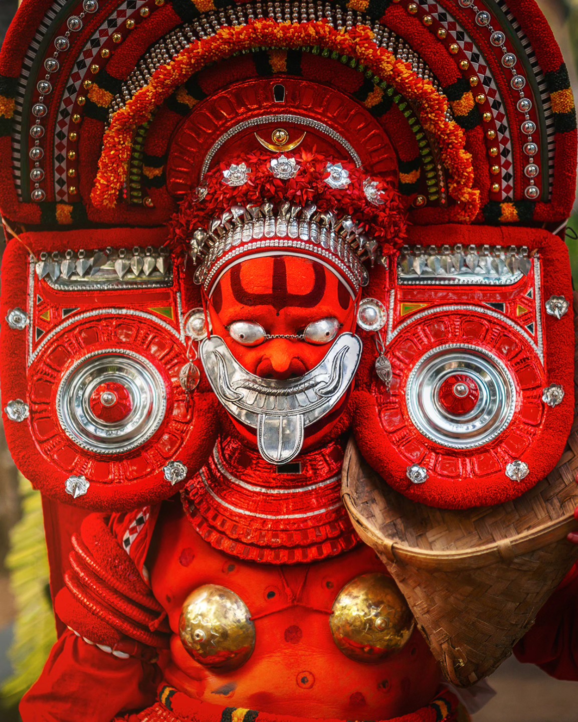 Portrait of Kurathi Theyyam🔥
This theyyam is a folk deity performance in Kerala's Theyyam tradition, representing a tribal women(Kurathi) known for her sharp wit, storytelling and prophecies.
Its often depicts themes of migration, hardships and the voice of marginalized communities performed with colorful attire and lively expression.
.
.
.
@hipaae
#hipaae #photocontest #hipaphotocontest #hipacontest_portrait