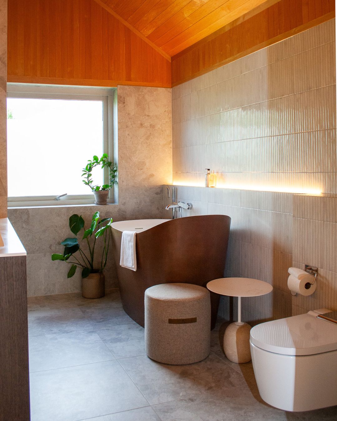 Har ikke dette badet blitt lekkert? Panelen øverst på veggene og i taket er beholdt og nye fliser og innredning har hensyntatt det. Jeg synes det ble kjempelekkert! 😍