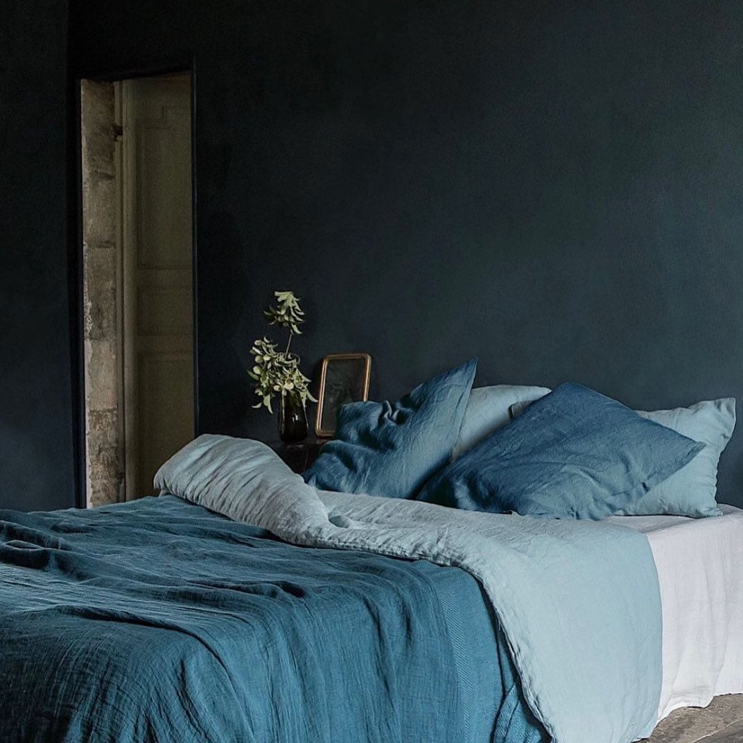 # COULEUR CHANVRE #
Nouveau client ⭐️ Nous sommes ravis d’accompagner la marque française de linge de maison Couleur Chanvre dans le développement de sa notoriété et la valorisation de son engagement pour garantir une chaîne de fabrication MADE in FRANCE sans produit toxique de la matière au produit fini.
Basée à St Jean de Luz, Couleur Chanvre propose du linge de lit et de maison en chanvre et en lin dans une palette de couleurs élégante qui se marie harmonieusement avec tout type d’intérieur.
Le procédé de teinture écologique développé par la marque garantit que la fibre du chanvre reste vivante pour conserver ses bienfaits.
Nous prêtons souvent beaucoup plus d’attention à l’origine et au traitement des produits que nous mangeons qu’à ceux que nous portons ou dans lesquels nous dormons.
Couleur Chanvre, précurseur depuis plus de 15 ans, nous alerte sur nos modes de consommation et nous offre une vraie garantie bien-être. 💫
#chanvre #bienfaits @couleur_chanvre
#decorationinterieur #decor #chambre #madeinfrance #notoxic #sain #saintjeandeluz #consommerautrement #durable #ecology #maison #bienetre #nature #naturelovers #vkbpr #agencerp