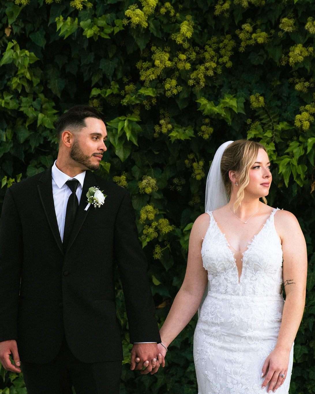 ✨Hanna + Cade ✨
Hanna getting ready location was probably one of the coolest AirBNB's I've been to in a long time! The vibes were perfect and so was she!
Photographer @shotbytj_
Hair @madisoncate
Venue @the.virgil
Florals @floraco.designs
___________________________________
#laketahoeweddings #renoweddings #laketahoebridalmakeup #renomakeupartist #airbrushmakeup #renobrides #airbrushbridalmakeup
#crystalbellbeauty #onlocationmakeupartist #travelingmakeupartist #destinationmakeupartist #probridalmakeupartist