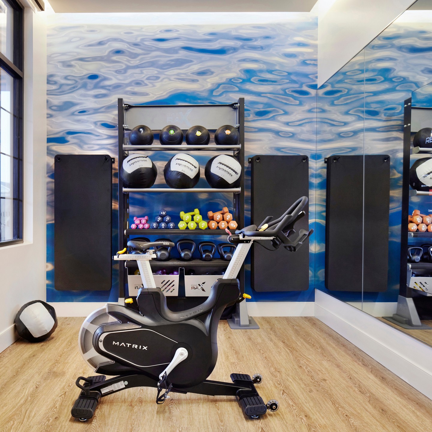 Spin spin spinning away... @heatherwoodluxuryrentalsli #interiordesign #conantdesigngroup #codesign @matrixfitness
photography by: John Muggenborg @muggphoto