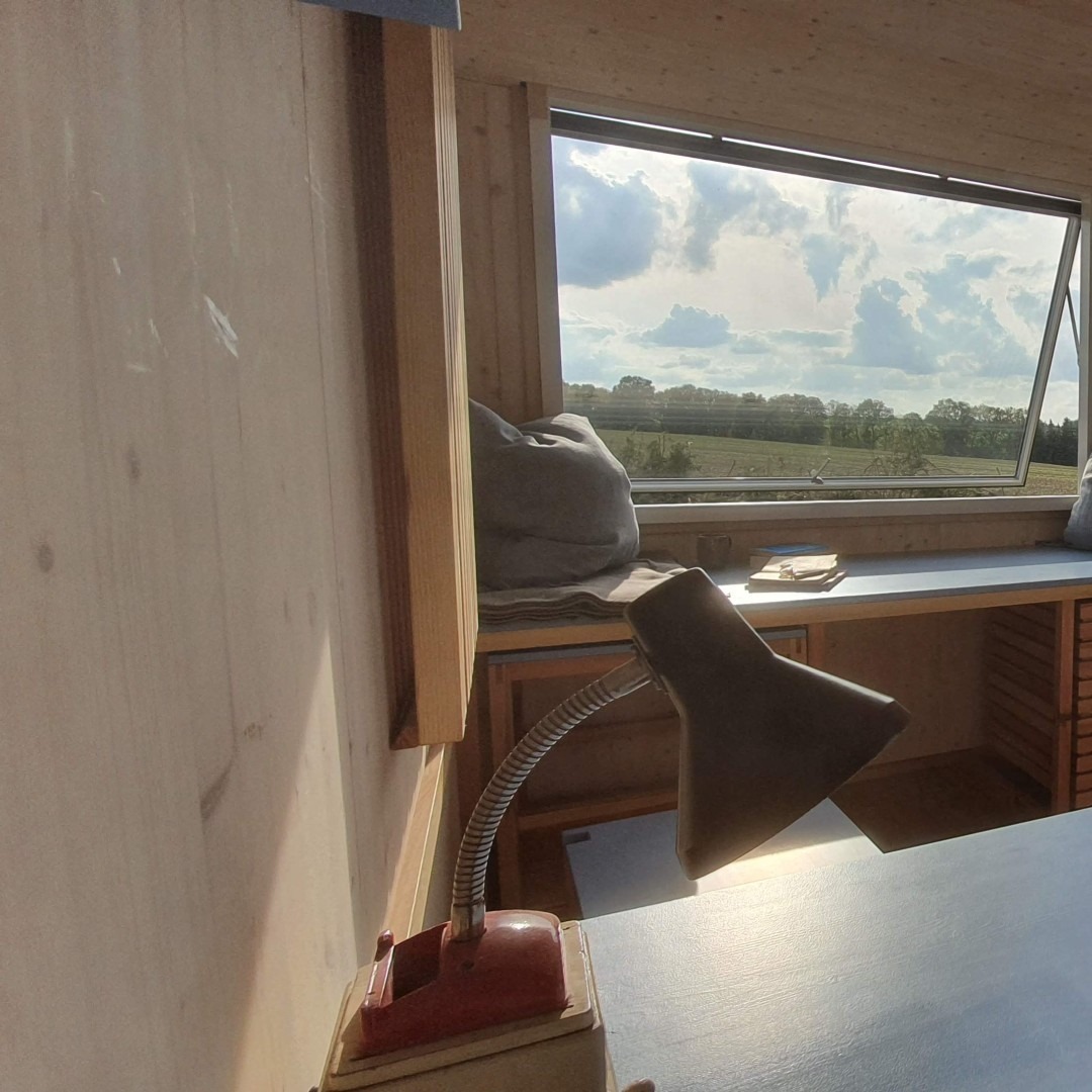 Für alle die mal Zeit für sich brauchen, aber nicht viel Schnick Schnack um sich rum möchten:
Unser minimalistischstes (ist das ein Wort?) Tiny Haus auf einem kleinen Hügel bei Chemnitz lenkt euch garantiert vom Alltag ab!
#tinyescapehamburg #cabinwoodtinyhouse #chemnitz #tinyescape #escapehamburg #naturerlebnis #reisenindeutschland #travelgermany #weroamgermany #minimalism #rückzug #zufluchtsort #trip #weekendtrip #tinyhouserentals #tinyhouserental #tinyhousebuild #tinyhouseairbnb #airbnbhomes #airbnbcabin #tinycabin #cabinstay #cabinrentals #glampinghub #tinyhouseonwheels #adventurehomes #tinyhouseinterior #tinyhouse #tinyhousemovement