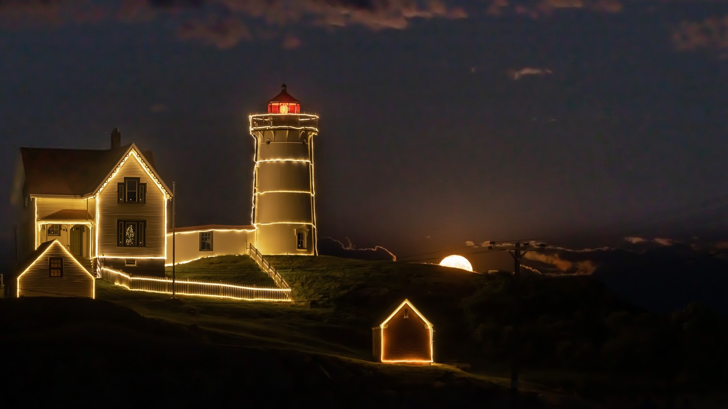 Full moon rising...Nubble Lighthouse, Cape Neddick, York ME. 08.01.2023
#supermoon
#supermoonaugust2023
#nubblelighthouse
#yorkmainephotographer