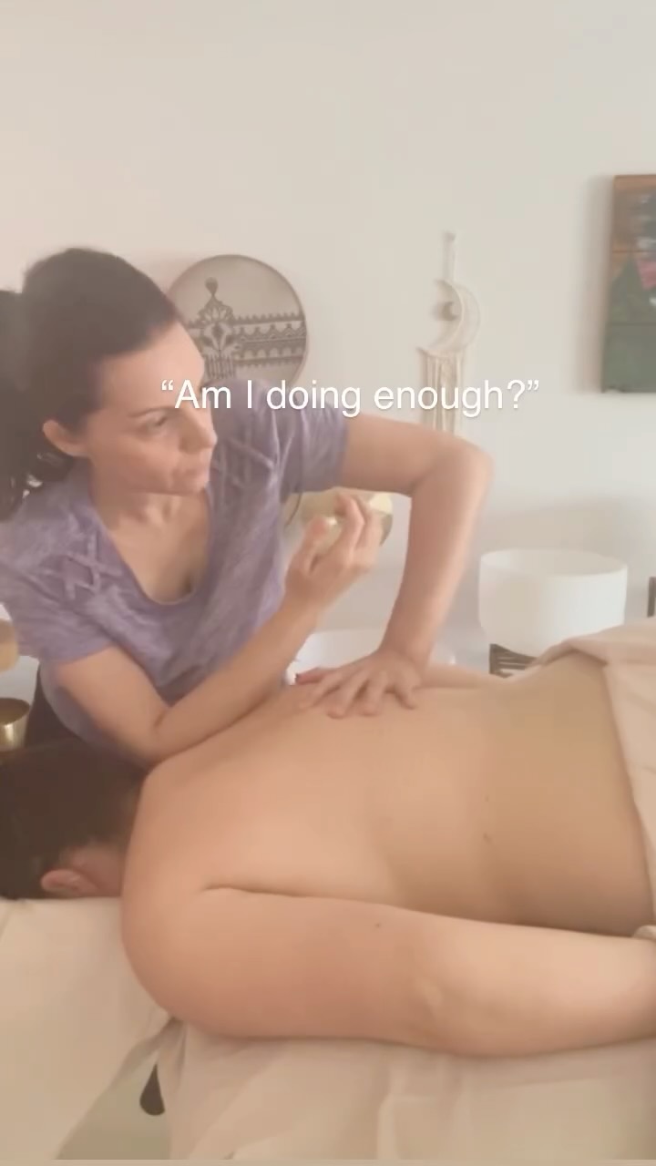 You can feel when someone is rushing.
You can feel when they’re listening.
For clients, that’s the difference between being worked on
and being met.
For therapists, it’s the difference between forcing
and trusting.
Massage isn’t just what you do,
it’s how you arrive.