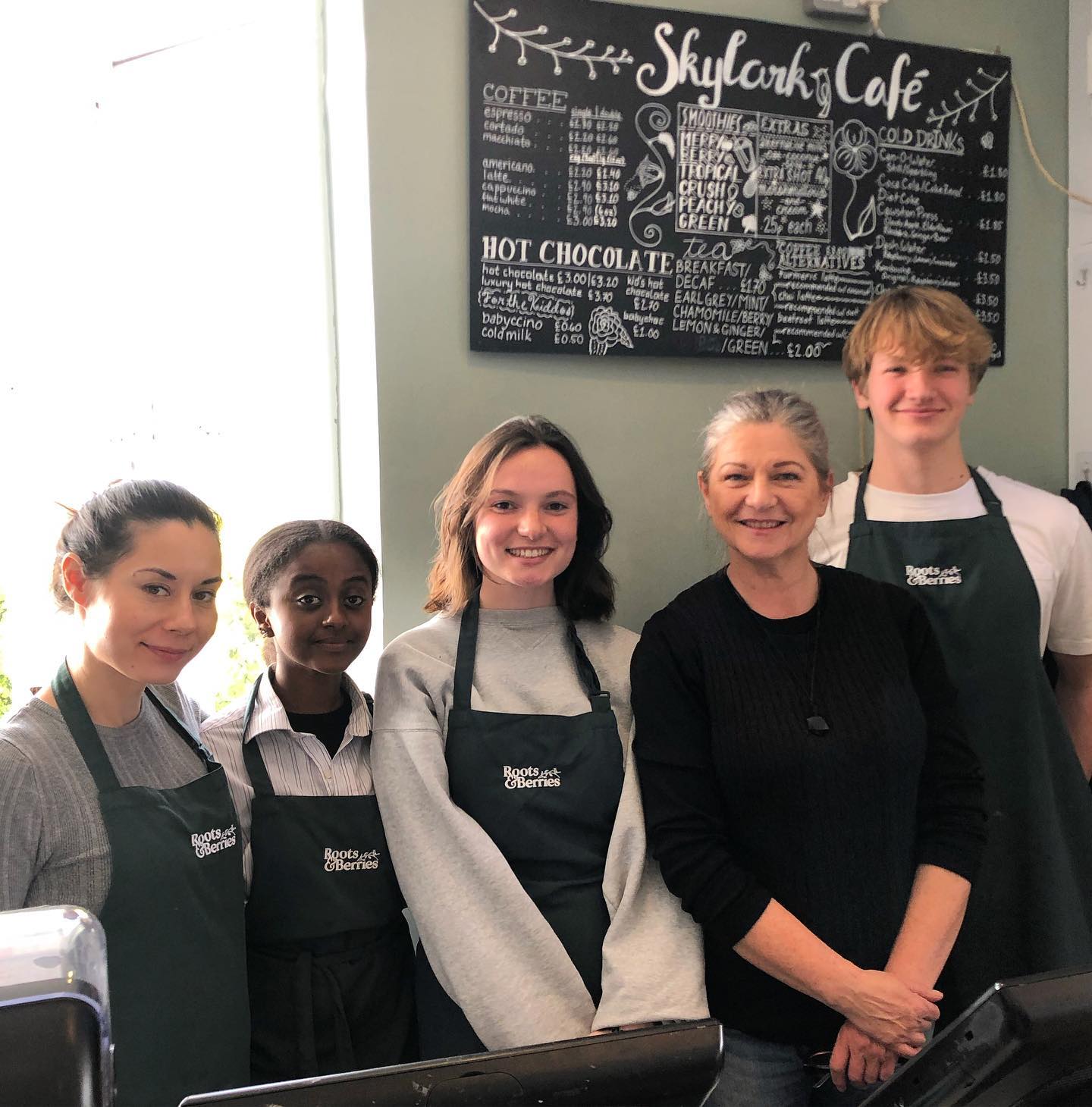 Our front of house superstars 🌟 today, over @theskylarkcafe on a gorgeously green #wandsworthcommon! 🌳
If you are a chef, barista or general front of house whizz and would like to come and work for a growing company in London’s beautiful parks this summer, please do get in touch via the ‘Join our team’ page on the website. We can’t wait to hear from you!
#rootsandberries #loveourteams #countrysideinthecity #urbanfamily #workwithus
