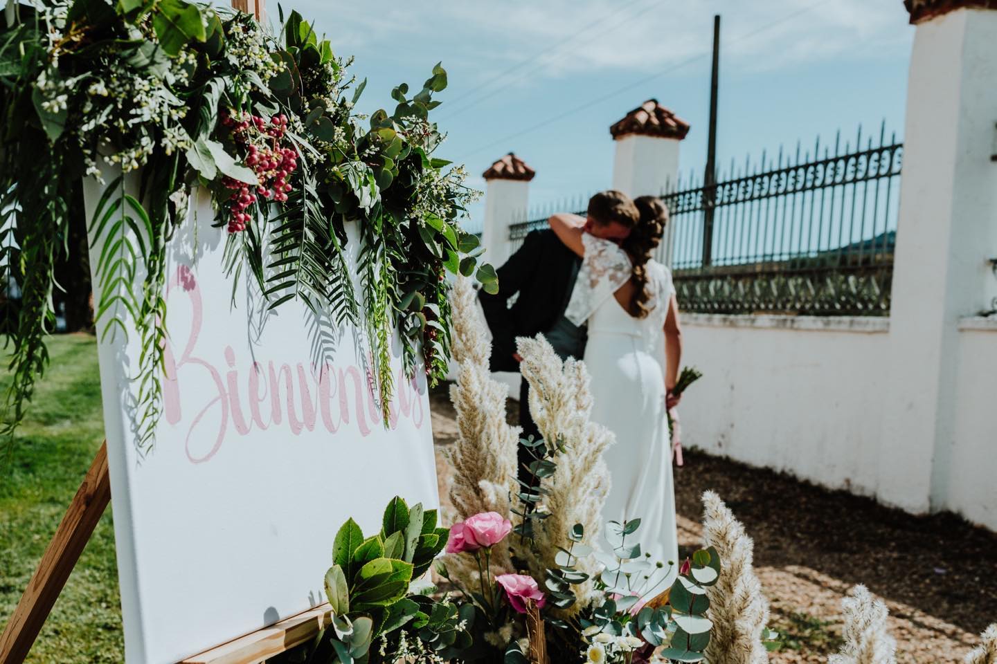 Emocionante abrazo, hermanos✨
M&F🤗
Lugar: @santa_catalina_events.
Catering: @guadalquivircatering.
Flores y deco: @omicronbodas. @karmenarreglosflorales.
Globos: @globospimpampum
Papelería: @acuarela_duck.
Fotografía:@eme_photo_video.
Muah:@ana_peluqueria_estetica.
Grupo: @loshappybananas.
Pianista de ceremonia: @elehazarus.
Dj:@ecm253.
#fincasbodasextremadura
#fincascaceres
#fincasparabodas
#bodascaceres
#bodasextremadura
#cortijosconencanto
#bodasfincasantacatalinaeventos
