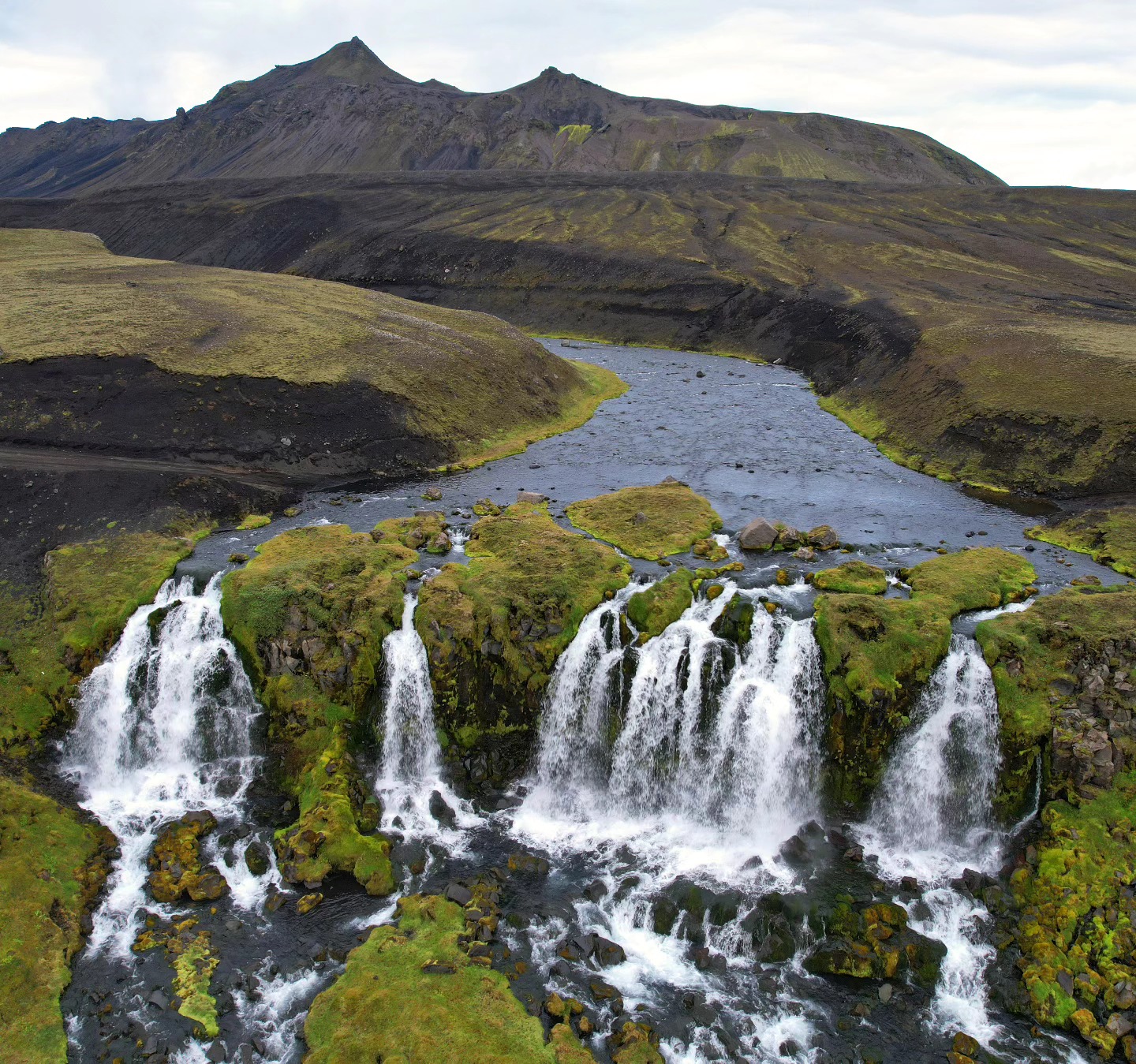 Iceland 🇮🇸
- Bláfjallafoss -
Quasiment parallèle à la partie sud de la F210, la piste F232 est bien moins fréquentée et promet une belle surprise à mi parcours.
En effet au bout de 8km nous arrivons à la belle cascade de Bláfjallafoss 💦 La particularité est que cette piste traverse la rivière à seulement quelques mètres de la cascade !
Pour ce passage à gué, un véhicule 4x4 avec une bonne garde au sol est obligatoire car de grosses pierres 🪨 se cachent dans le lit de la rivière.
.
.
.
.
.
#iceland #iceland🇮🇸 #visiticeland #icelandphotography #iceland_photography #icelandroadtrip #icelandnature #icelandicnature #traveliceland #guidetoiceland #exploreiceland #icelandsecret #icelandscape #icelandadventure #iloveiceland #discovericeland #icelandexplored #southiceland #southiceland🇮🇸 #visitsouthiceland #landscapephotography #wonderful_places #discovernature #roamtheplanet #discoverearth #awesome_earthpix #beautifuldestinations #icelandichighlands #bláfjallafoss #jeepwrangler