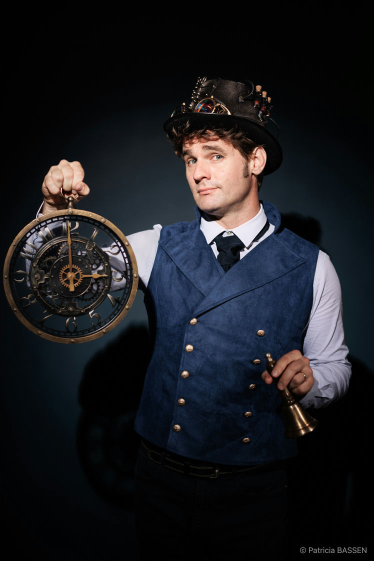 🎭Retrouvez La Grimm Academie le 21 février à l'Azile, une comédie pour petits et grands !
📖Le professeur Hansel Grimm (Guillaume Haubois) revisite les contes de notre enfance, sous forme de leçons, en humour et en chansons. Mais dans cet univers, il y a toujours quelque chose qui va de travers et très vite, le danger et l’aventure s’invitent, réveillant le héros qui sommeille en chacun de nous…
🎫Billetterie : lazile.org - 05 46 00 19 19