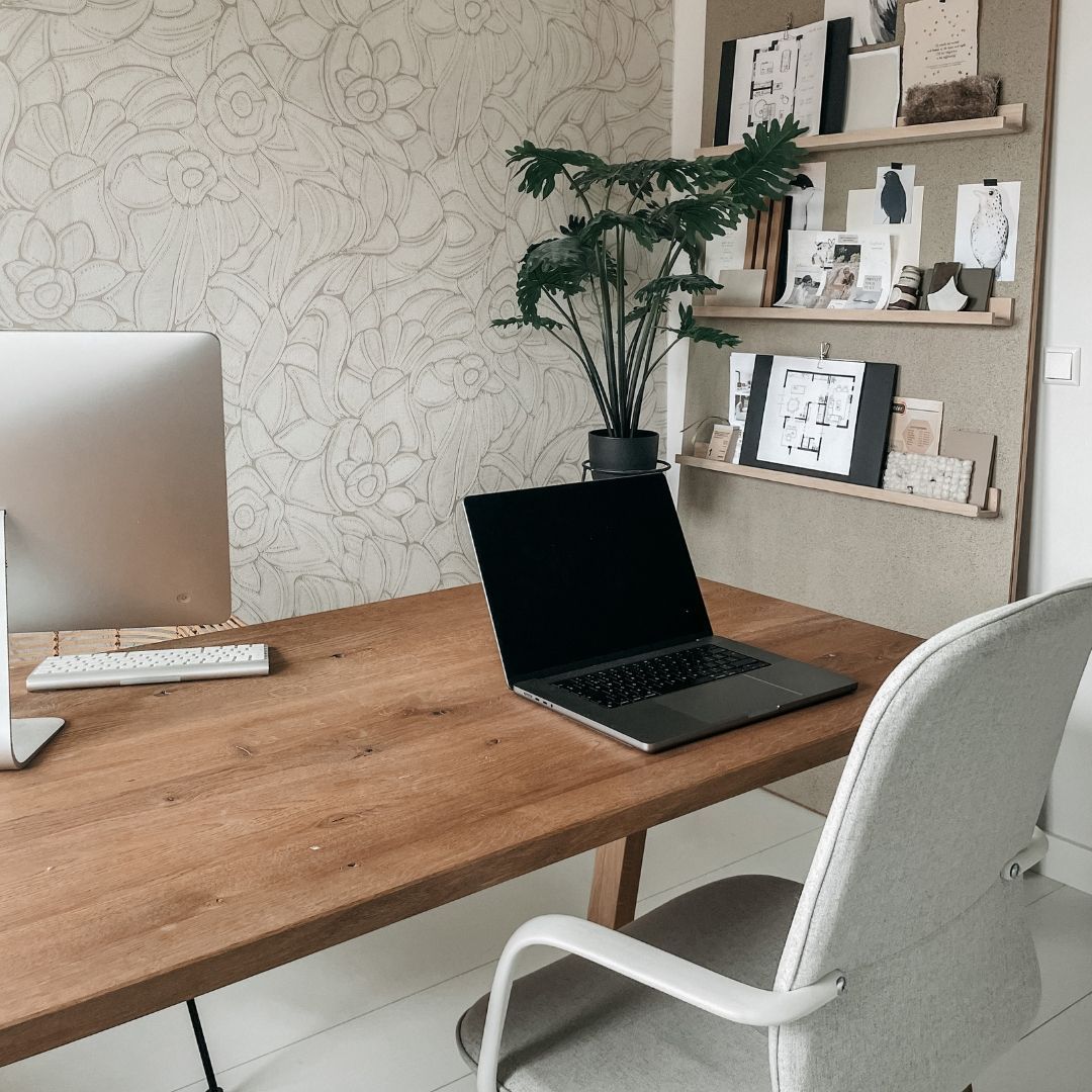 Altijd veel te druk voor verandering of het jezelf niet gunnen.
Heel lang was mijn kantoor vooral praktisch, deze cirkel met allemaal excuses doorbrak ik een paar weken geleden. Van een praktisch kantoor nu naar een ruimte die ook fijn, rustig en inspiratievol is.
Heeft me zoveel rust dat ik nu rond kijk en denk het klopt!
Eindelijk die behangrollen op de wand. De lamp opgehangen die er al maanden ligt om opgehangen te worden. Maatwerk meubel is gemaakt door Cornelis rondom een bestaande lade kast. En het schilderij hangt aan de wand.
Duurt soms even voordat je de stap zet. Omdat je allemaal hobbels op de weg ziet. Maar als je eenmaal in het proces zit geeft dit zoveel rust en voldoening en energie en daadkracht op de veranderingen door te voeren die je al langer in gedachte hebt.
Voel jij ook veranderingen of onrust in jouw gedachtes? Zou het leuk vinden als je ze hier zou willen delen door middel van een reactie.