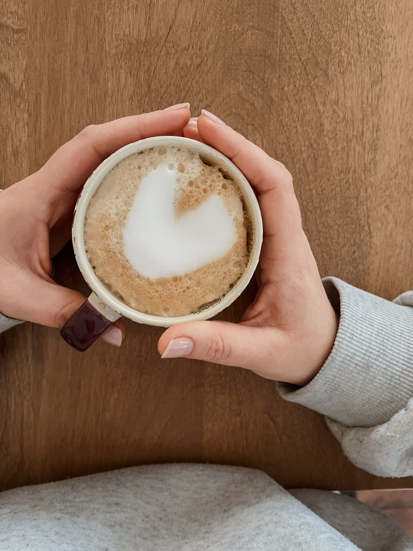 Voici 5 prières à dire en prenant ton café
1. Prière d’action de grâce:
Seigneur Dieu, je te rends grâce parce que tout ce que j’ai vient de toi. Merci pour le privilège d’un doux café matinal, de la chaleur qu’il dégage et du réconfort qu’il m’apporte.
2. Prière d’offrande
Seigneur Père, ce café, ce moment, je te le donne. Visite tout ceux qui ont besoin de chaleur aujourd’hui.
3. Prière d’adoration
Seigneur Dieu Père, tu es grand et bon. Tu comble mon cœur et mon corps au delà de mes espérances car tu es amour. Tu es Dieu Tout-puissant, je t’adore.
4.Prière d’invitation
Seigneur Père, alors que cette nouvelle journée commence, je t’offre mon temps et mes pensées. Viens être présent dans mes conversations, mes interactions et mes moments de silence.
5. Prière d’abandon
Je sais bien que rien sur terre peut me soutenir, pas même mon café. Je m’appuie sur toi, Seigneur, toi seul est mon refuge.
#blogchrétien #prière #christian