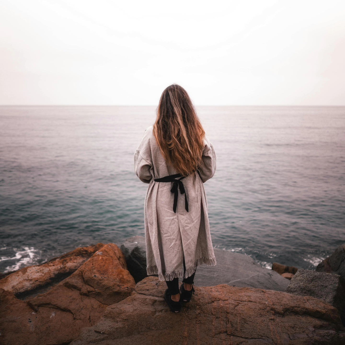 Een inkijk in mijn werkwijze binnen Cocon.
Zachtheid is voor mij geen teken van zwakte.
Ze is traag, volhardend — zoals water dat steen vormt.
Niet met kracht, maar door nabij te blijven. Door te blijven stromen, zelfs als alles hard wordt.
In mijn werk bij Cocon probeer ik niets groots te doen.
Ik ben er.
Ik adem mee. Ik raak zacht aan.
En soms, heel even, mag het lichaam zich herinneren hoe het voelt om veilig te zijn.
Niet omdat ik het oplos,
maar omdat ik aanwezig blijf.
Ik geloof in de kracht van het kleine.
In een aanraking. Een blik. Een ademtocht.
En in de mogelijkheid dat dat genoeg mag zijn.