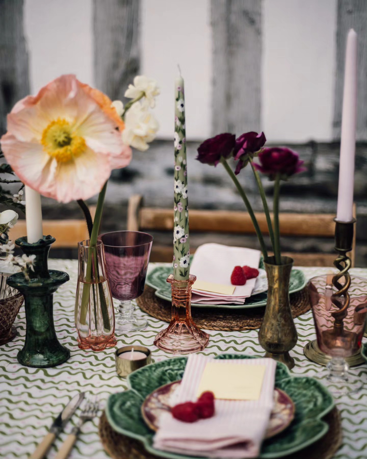 Obsessed with the weather right now. Spring is my favourite season. I love the new life it brings, the fact everyone is just a little bit happier, the longer days and that you can kit out your whole house with daffodils and tulips from the supermarket for cheap 🤣
Hope everyone had a lovely sunny weekend! xo
Photography @amyelizabethphoto_
Florals @poppyscout_co
Painted Candles @bougie_wax
Stationery @jennaclairestationery