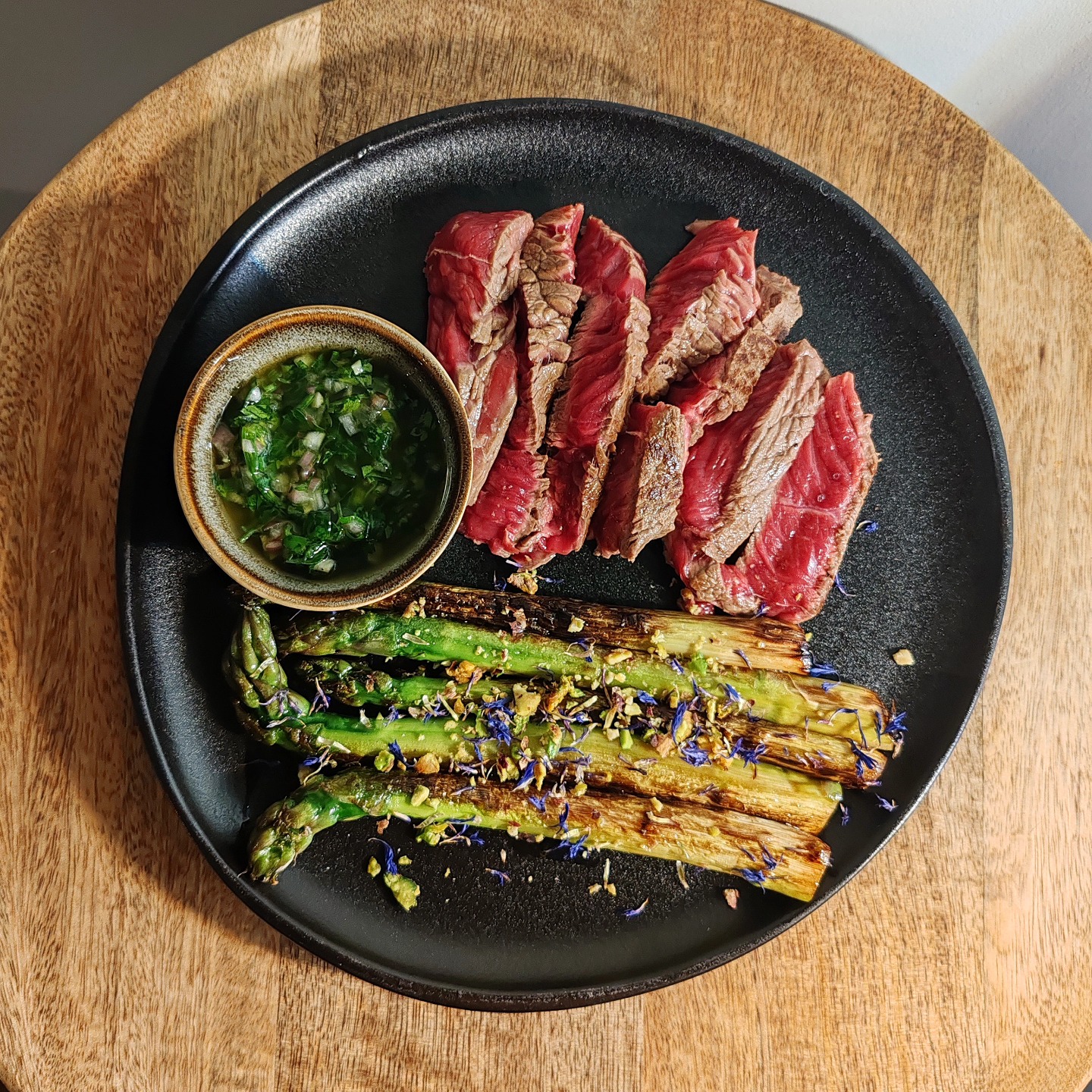Tataki de bœuf sauce chimichurri, asperges rôties à l'huile de livèche, pistaches et fleurs de bleuets
#foodlover #foodblogger #foodpicture
#food #cuisineart #cuisine #foodartist
#instafood #instacuisine #chefathome
#bistronomie #foodstylists #foodcolors
#foodchef #foodstagram #cuisineartist