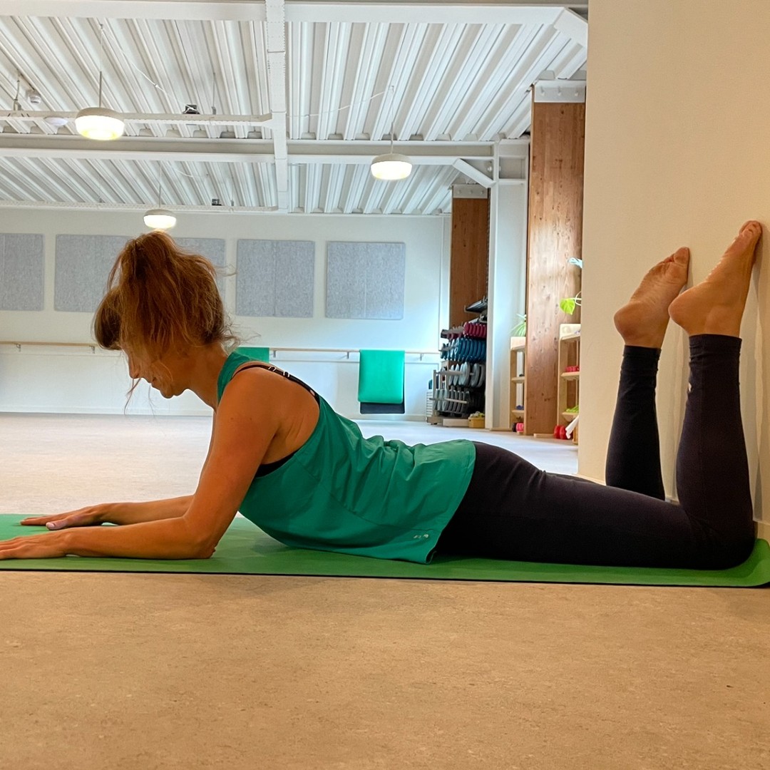 #sphynxpose vanuit #yinyoga
Met deze houding brengen we compressie aan in de onderrug en strekking aan de voorkant van de heupen (flexoren). Zowel stretch als compressie (twist ook) zijn een stimulans om het bindweefsel losser te maken. Bindweefsel is de fysieke focus van yin yoga.
Ook versoepelen we met deze houding het weefsel rondom de psoas. Het is na jaren weggeweest weer eens de oorzaak van mijn onderrugpijn. Die ga ik lekker op mijn deelnemers projecteren aankomende yogalessen door extra aandacht voor dit gebied.
Soms lijkt het taboe dat yogadocenten, of mensen die al lang het pad van heling bewandelen met lichamelijke klachten kampen. Ergens is mijn ervaring dat je juist veel signalen uit je lichaam krijgt als er bereidheid is om er wat mee te doen.
Het heupgebied is wel mijn aandachtspunt. De blokkade komt van nogal ver; ik had als pasgeboren baby al last van mijn heupen, en door een keizersnede niet op de meest koesterende/veilige manier ter wereld gekomen. Ik denk hoe jonger in je leven pijn is ontstaan, des te hardnekkiger de heling. Zeker als het ook langdurig is. En dat issues die in de jonge jeugd ontstaan zijn vaak ook met karma uit andere levens te maken hebben. En is het nou net de bedoeling dat we dat in dit leven gaan helen.
#psoas #psoasstretch #bindweefsel #yinyogapose #yogateacher #yogapose #yogaposes #yinyogateacher #heling #basisveiligheid #veiligheid