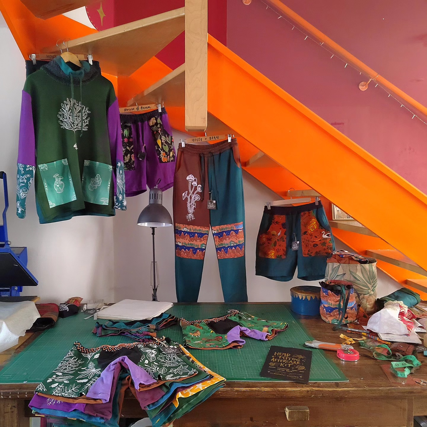 to me, the most important thing in a room is the colours within it and how that makes you feel 🍄 safe to say all colours exist at all times in my workshop 😂 ain't nobody gonna call me a minimalist 🤙
www.houseofbeanco.com
#botanical #hemp #hempclothing #sustainableclothing #handmade #madetoorder #smallbusiness #screenprint #mushrooms #trees #pigmentprinting #paintjob