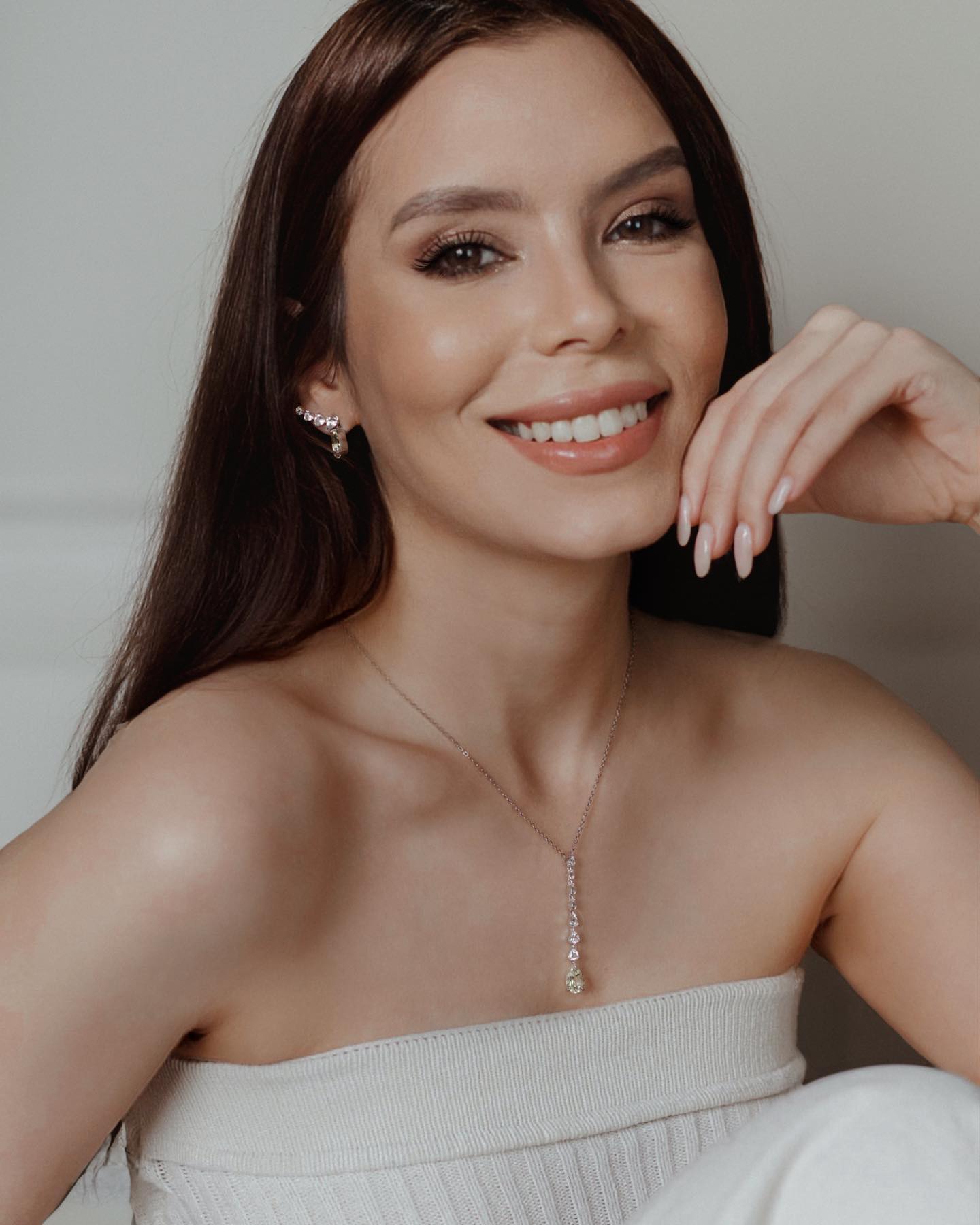 Ida ao shopping na infância pra mim era quase sinônimo de vitrines enormes, dessas que parecem o dobro do nosso tamanho quando somos pequenas. (Não que eu tenha crescido tanto, mas fica in off hehe). As vitrines de joalherias, com cristais dignos de uma collab no Titantic, eram uma parte especial dessa experiência. E, é claro, os cartazes. Imensos. De modelos produzidas exibindo anéis imensos de safira. Esse da foto, por exemplo, é de safira incolor e quartzo lemon, recortado na forma de pétalas. Talvez duas das coisas que mais me chamaram atenção nele: a pedra colorida e o formato corrido de pétalas, como se recriassem toda a atmosfera mágica - que a gente só lembrava de sentir tendo um terço do nosso tamanho atual, na frente de uma vitrine de Domingo.
Essa primeira foto com o set da @montecarlojoias não poderia ser menos que isso. 🤍