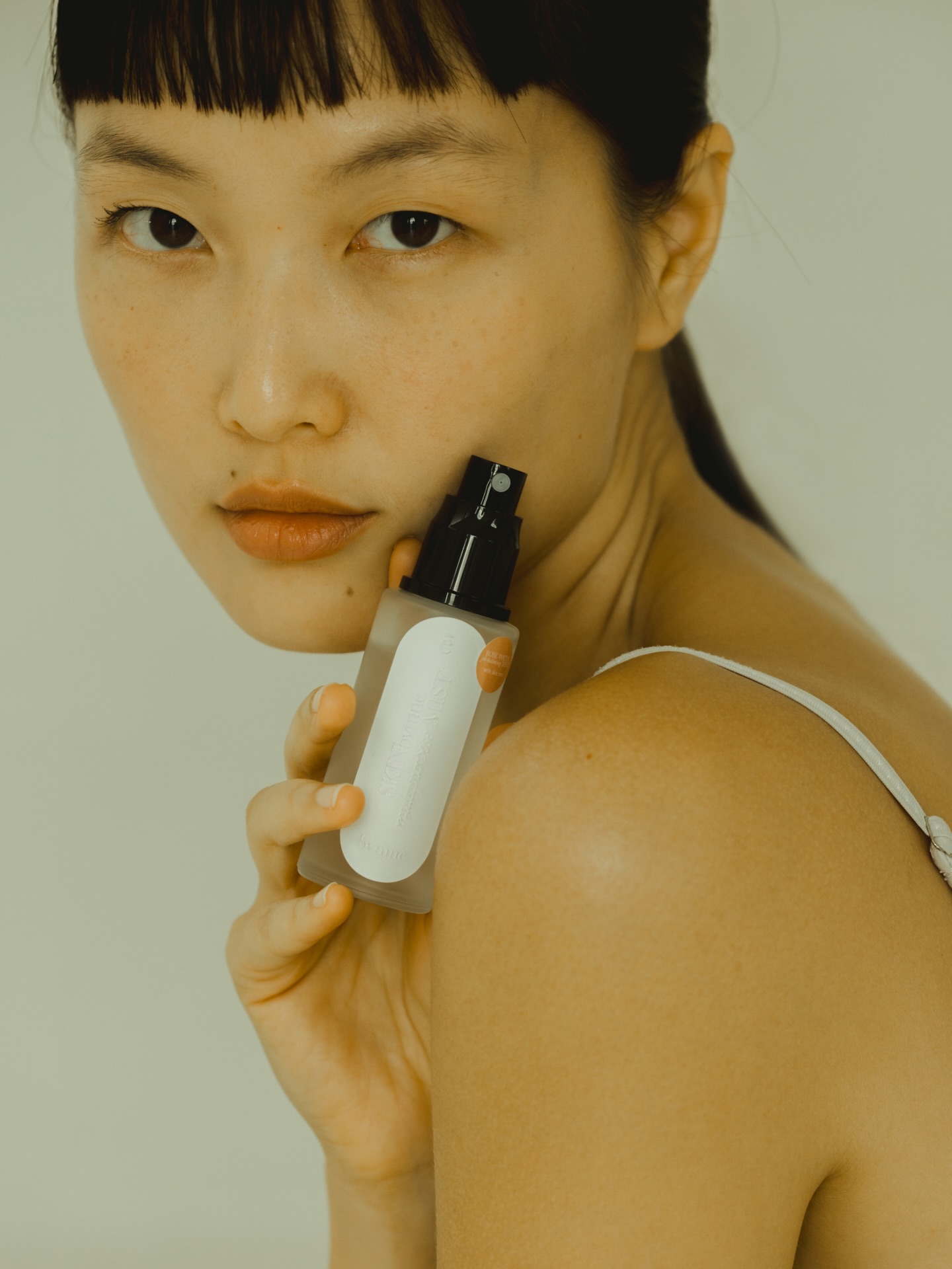 SKINbymnē — Multi-purpose (Rose) Mist
A soothing blend of rose water with comforting aloe vera extract, designed to refresh and balance your skin.
This versatile mist can be used in many ways:
🌿 As a toner to balance and refresh your complexion
🌿 As a hydrating mist to keep your skin soft and supple
🌿 As a makeup setter to keep your look in place
🌿 As a a body mist to cool down and refresh your skin
🌿 As an after-sun care treatment to soothe and calm sun-exposed skin
🌿 Mix it with your favorite products or use it to make refreshing wipes
The possibilities are endless!
#rosemist #natural #clean #naturalandclean #skinbymnē