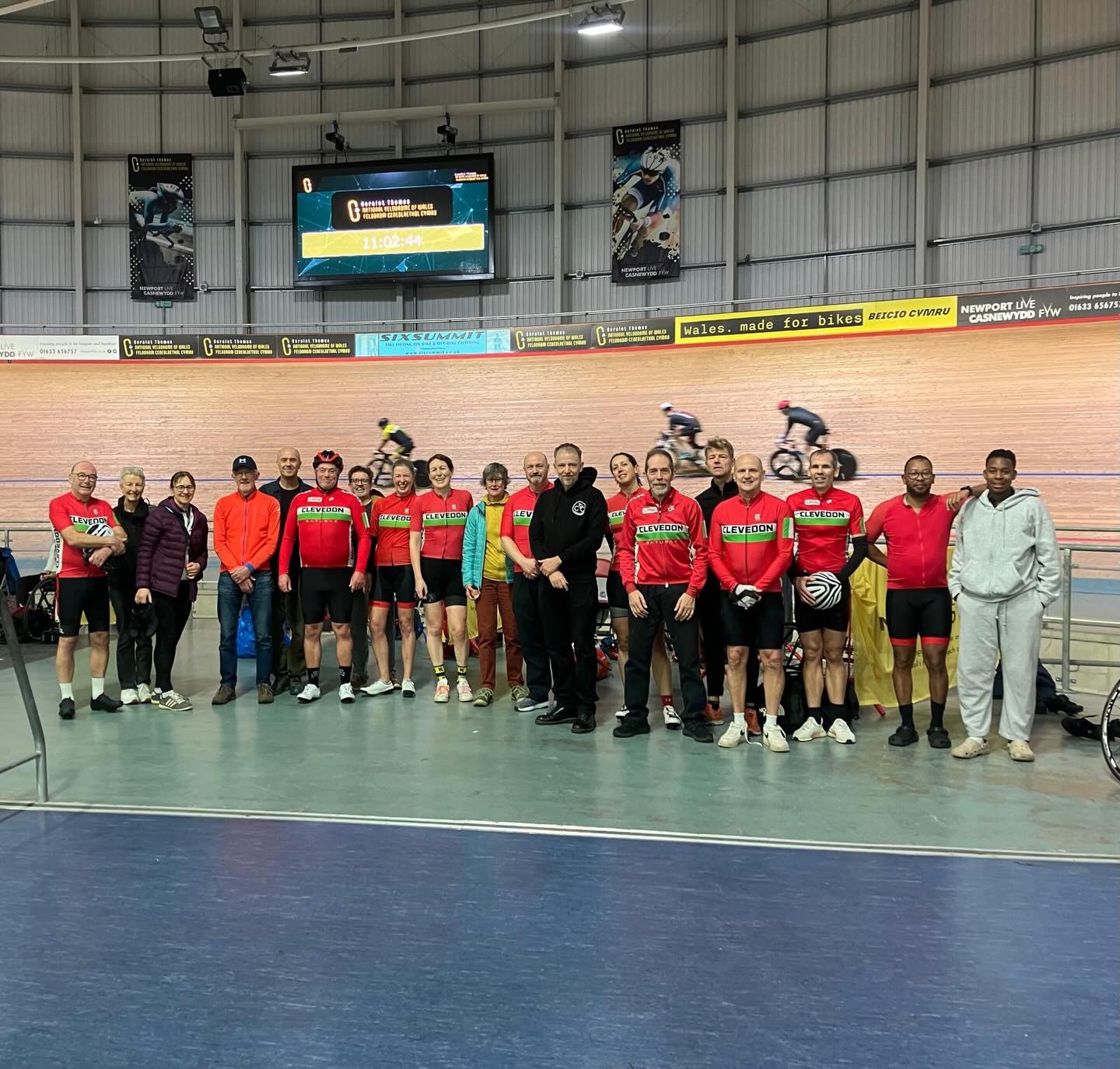 On a cold wet February Sunday, what better place to be then a lovely warm and dry velorome!
Another fab CDRC track session today. Great turnabout and a fab time had by all! #tracksession #cdrc #velodrome #sundayfunday #clublife