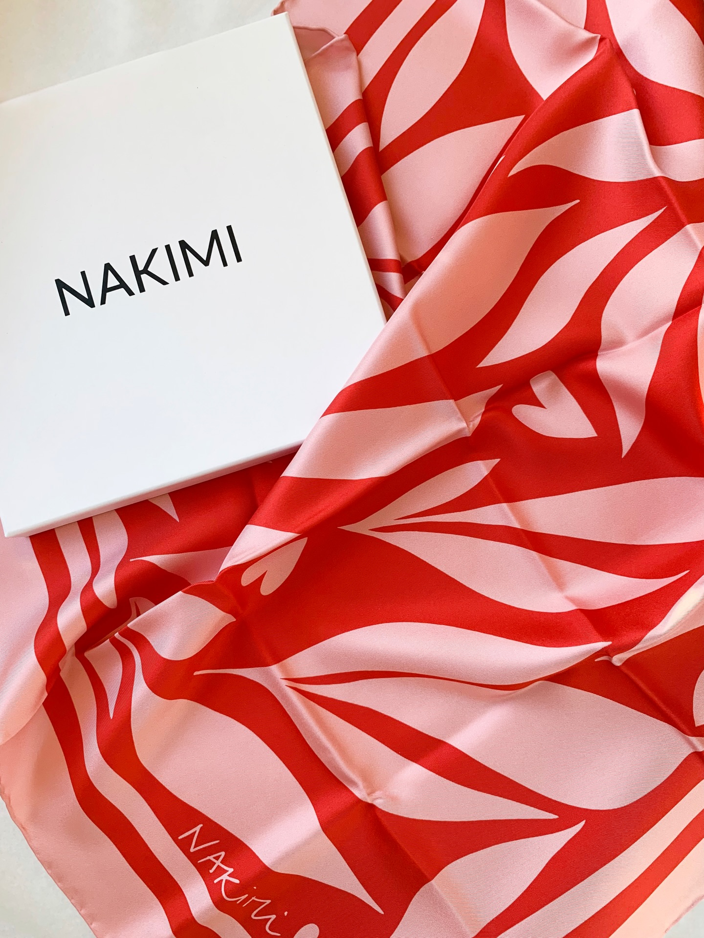 Team grand cadeau ou petite attention ?
À la Saint-Valentin, il n’y a pas qu’une seule façon d’aimer.
Un foulard en soie à offrir comme une déclaration…
Des bijoux qui célèbrent l’amour au féminin, fièrement.
Ou de petites attentions choisies avec soin, pour dire « je pense à toi ».
Que tu sois branché petit ou grand geste, l’essentiel reste le même : offrir quelque chose qui a du sens 🥰
Photo 1: foulard en soie @nakimi.ch, disponible en 2 tailles, de 130.- à 190.-
Photo 2: bijoux “Clito” en argent @lucieandtheclit (clous d’oreilles 60.- pièce et collier 480.-), tote bag et marque page @bezba_work (18.- et 9.-)
Photo 3: fleurs bougies @clair.de.lune.fleurs 7.-, porte-Clés coeur @hindibazaar 5.-, carte de vœux @typographe.ch 6.-