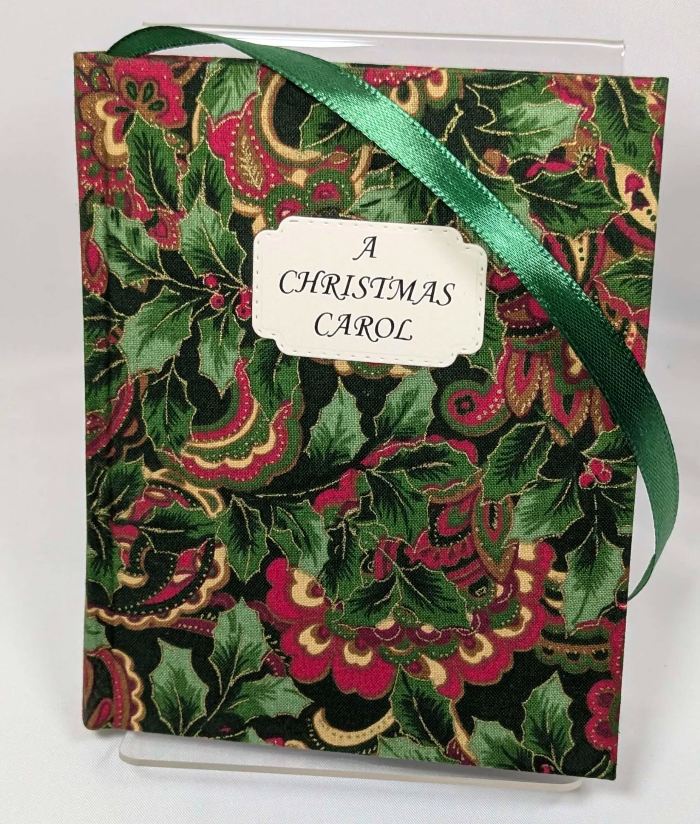 Marley was dead to begin with...
A Christmas Carol in a mini novel! Charles Dickens classic story complete with pictures. Hand bound with handmade book cloth in classic holiday colors. The book is 5.5"x4.5" and fits well in a hand or a stocking.
Links in bio!
#smallbusiness #craftbusiness #bookbinding #holidayshopping