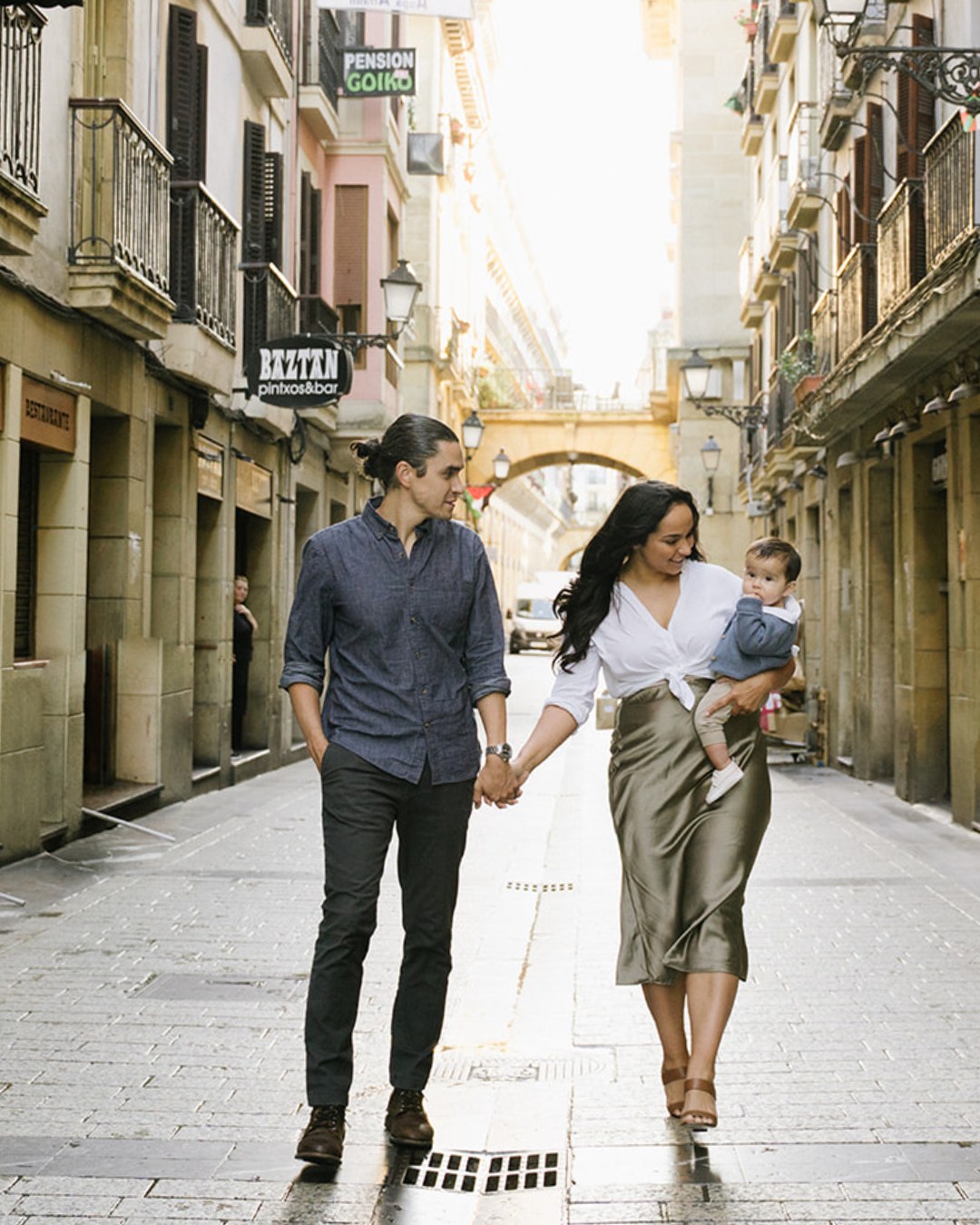 La familia: donde empieza la vida y el amor nunca termina. Gracias por dejarme capturar estos momentos que algún día serán tesoros.
#familia #sesiondefotos #fotografiafamiliar #recuerdosparasiempre #momentosunicos #amor #fotografiaemocional #familiasreales #fotografiaprofesional #historiasreales