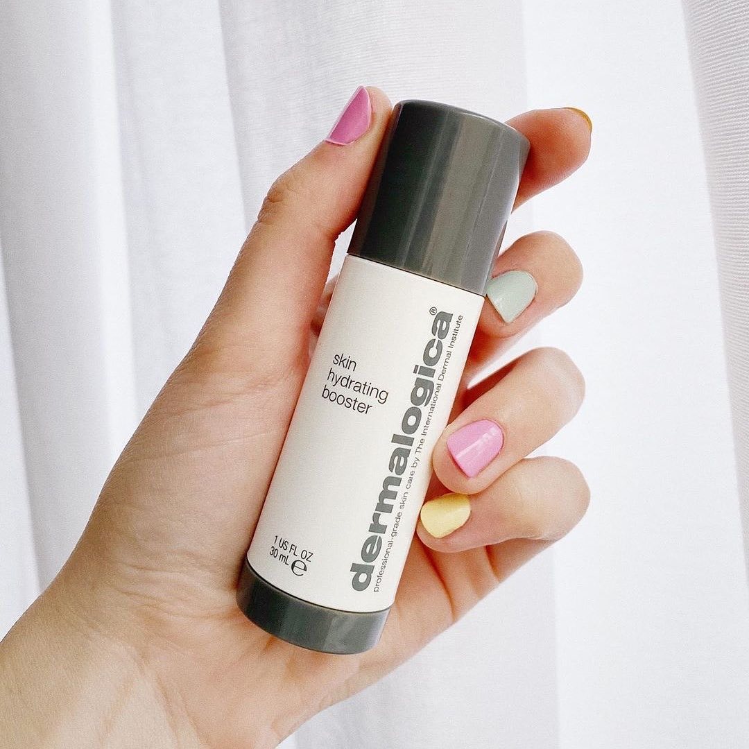 Voelt je huid vaak droog of gedehydrateerd aan?
De Skin Hydrating Booster helpt je van dit vervelend probleem af! Geen droge plekjes of trekkerig gevoel meer. 💦
Deze geconcentreerde formule biedt een hogere concentratie dan het hydratatiegehalte in een gewone dag- of nachtcrème en vermindert direct droogte en dehydratatie.
Hyaluronzuur, Panthenol, Glycolipides en Algen herstellen de vochtbalans.
Breng direct aan op vochtarme gedeeltes of meng de formule met je moisturizer.