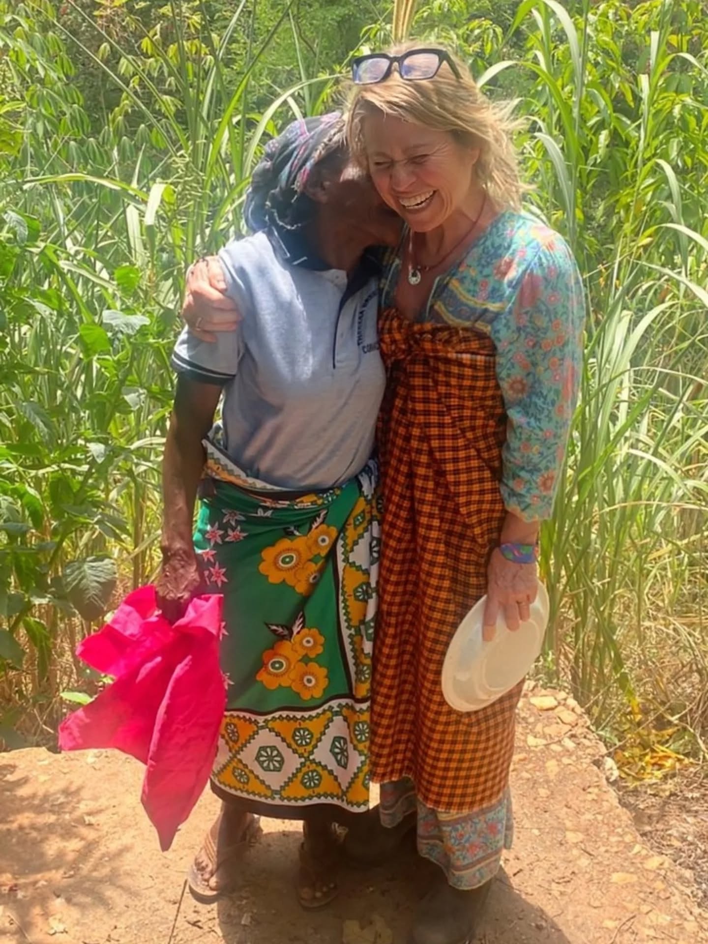 Despite getting lost on a long, bumpy road—and a puncture in the middle of nowhere—we finally arrived to visit the Sunshine Mothers ☀️
A vibrant welcome, the most delicious food cooked together, and hours of chatting, laughing, and singing. So worth the journey again. It felt like being back home with old friends 🫂❤️💞