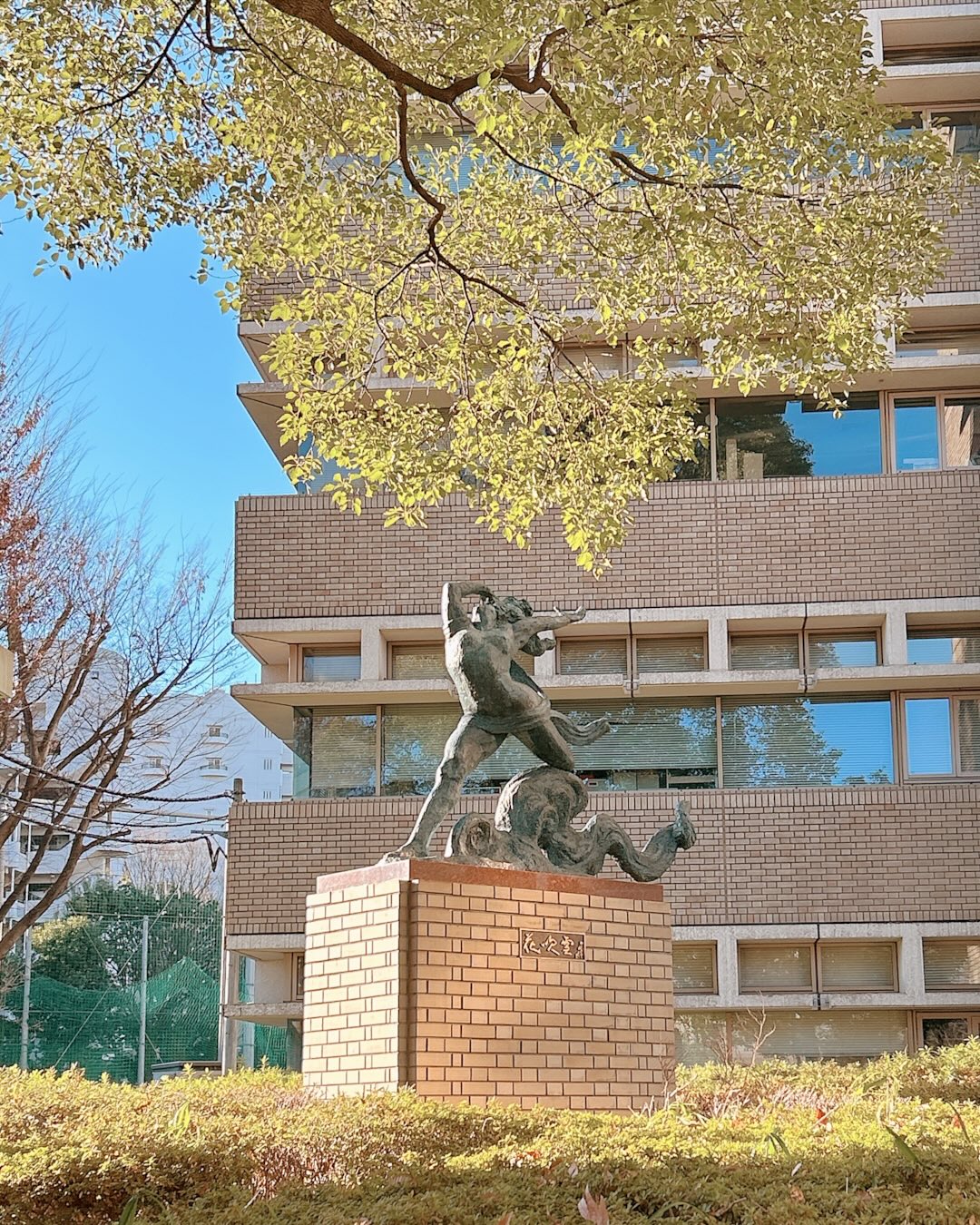 《花吹雪》 武蔵野市役所(東京)
“Falling Blossoms”
Musashino City Office, Tokyo
武蔵野市役所は桜並木の通りに面し
春には200本もの桜のアーチを
楽しめる場所にあります
そのエントランスに設置されているのが
北村西望の《花吹雪》✨
公園や運動施設も広がるエリアの中で
作品も自然に包まれながら
よりのびやかに舞っているようです🍀
桜が満開となる頃に
ぜひもう一度訪れたいです🌸
----------------------------------------------
Musashino City Office faces a street lined
with cherry trees, where visitors can enjoy an arch of nearly 200 cherry blossoms in spring.
At the entrance stands “Falling Blossoms” by
Seibo Kitamura.
Surrounded by parks and sports facilities,
the artwork seems to dance more freely,
embraced by nature.
I would love to visit again
when the cherry blossoms are in full bloom.
#北村西望 #花吹雪 #武蔵野市役所
#FallingBlossoms
TruePeaceWarlessWorl