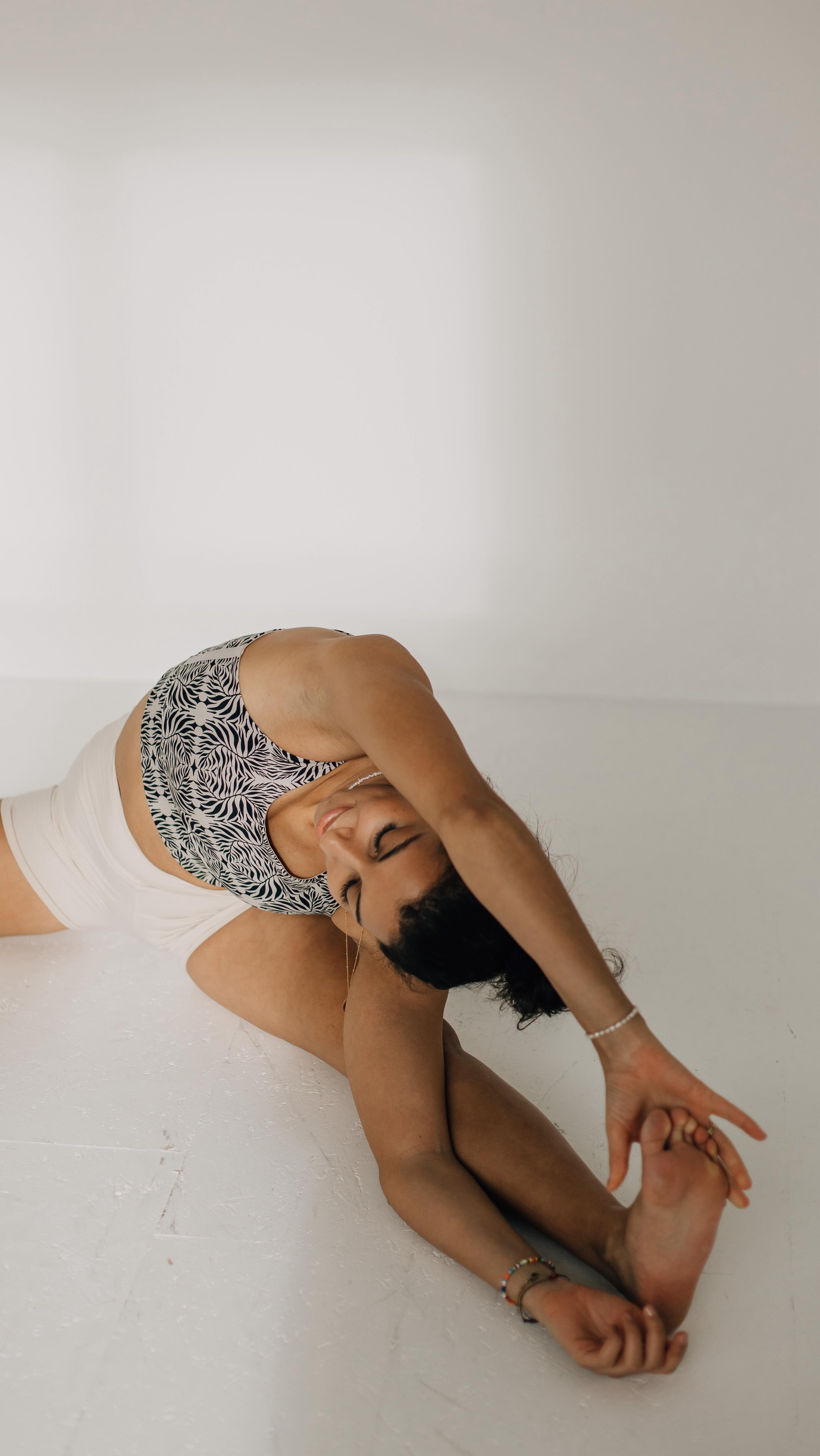 Viele Beschwerden im ISG oder im unteren Rücken entstehen durch Spannung – nicht durch „echte Blockaden“.
Darum wirkt sanfte Bewegung oft nachhaltiger als sehr intensives Einrenken. Es ist eine wundervolle Möglichkeit, sich erst einmal selbst zu helfen und wieder Vertrauen in den eigenen Körper aufzubauen.
Das ISG (Iliosakralgelenk) verbindet deine Wirbelsäule mit dem Becken. Es ist kein Gelenk, das viel Bewegung braucht – sondern eines, das Stabilität und feine Ausgleichsbewegungen liebt.
Durch langes Sitzen, einseitige Belastung, Stress oder wenig Bewegung kann sich rund um das ISG Spannung aufbauen. Diese Spannung wird oft als „Blockade“ wahrgenommen, obwohl das Gelenk selbst meist gar nicht verschoben ist.
Genau hier setzt diese Übung an: Die sanfte Drehung mobilisiert die Wirbelsäule, entspannt die tiefen Muskeln rund um Becken und unteren Rücken und spricht gleichzeitig das Nervensystem an.
Durch das ruhige Halten & bewusste Atmen darf der Körper loslassen – ganz ohne Druck oder Zwang.
Diese Übung schenkt deinem ISG das, was es wirklich braucht: Bewegung, Entspannung und Sicherheit.
✨ Tipp: Führe die Übung langsam & achtsam aus, bleibe mehrere Atemzüge in der Position & mache sie regelmäßig – besonders nach langem Sitzen oder wenn sich dein unterer Rücken fest anfühlt.
#rückenschmerzen #isg #yoga #entspannung #rücken