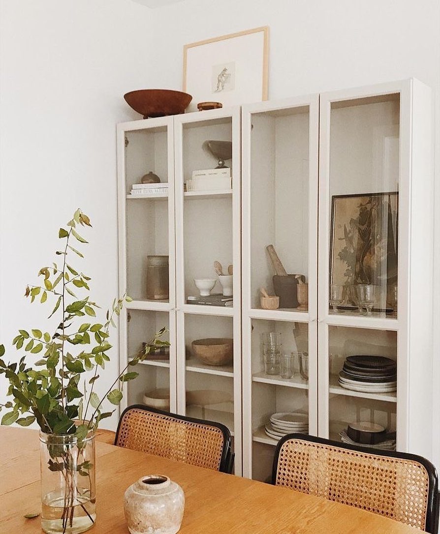 #inspiration #architectureinterieure #architectedinterieur #decorationinterieur #vaisselier #ceramique
J’adore ce vaisselier permettant de mettre en valeur nos belles céramiques et montrer nos jolies pièces artisanales qui font l’histoire de notre intérieur. En ce moment de confinement, c’est l’occasion rêvée de ranger, réorganiser votre intérieur pour vous sentir bien chez vous! Vous en êtes où niveau tri?