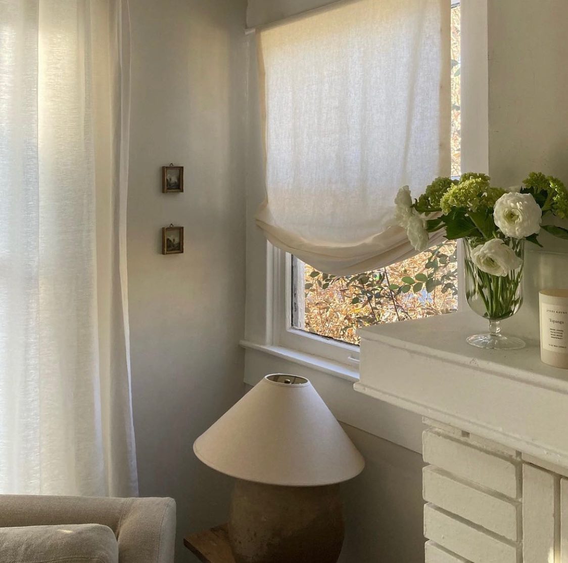 There is something so charming and classic about a relaxed Roman shade. 🤍
.
.
Such a peaceful little corner by @edenlblackburn