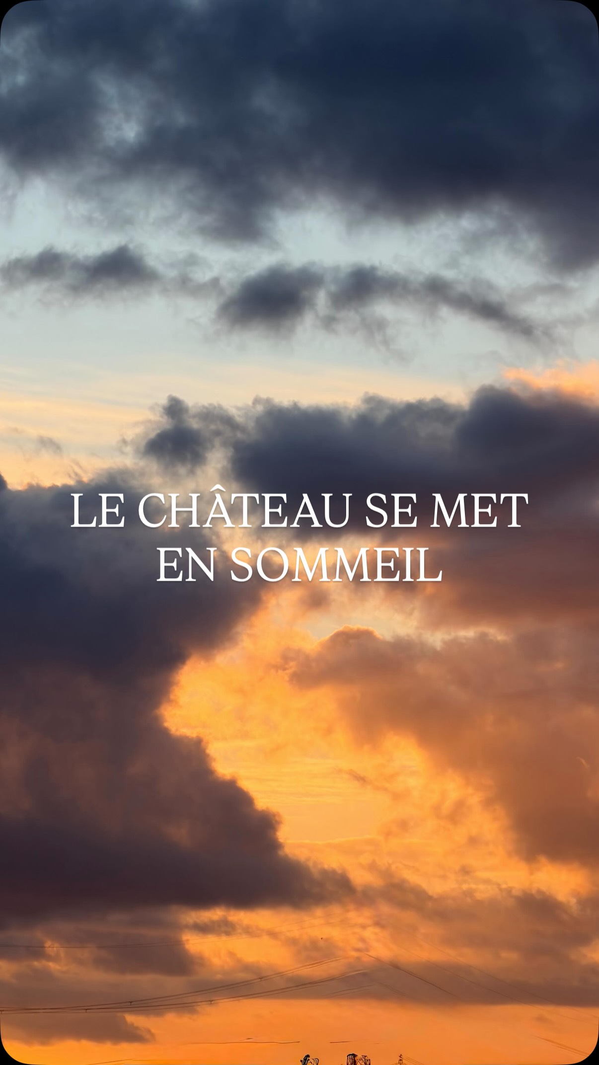 ✨ 1er février.
Il était temps, oui.
Les sapins rangent leurs aiguilles, les décorations retournent hiberner.
Le château se dépouille doucement de Noël,
respire l’hiver,
et s’offre encore quelques semaines de silence et de repos.
Avant le retour des pas, des voix, de la vie. 🤍
#VieDeChâteau
#HiverAuChâteau
#CoulissesDuChâteau
#1erFévrier
#ChâteauDeLaVillaumaire