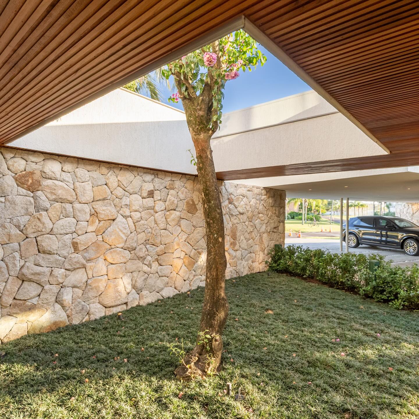 Casa Bosques | Projeto de reforma e atualização de fachada e áreas externas — Xangri-Lá, RS BRA
Projeto de reforma e gerenciamento: @galeria_733
Execução: @soulengenhariars
Fotografia: @donadussi
#arquitetura #retrofit #grandesreformas #galeria733 #gerenciamentodeobra
_____________________________________________
contato@galeria733.com.br
Fone: (51) 3416-0412
•
GALERIA 733