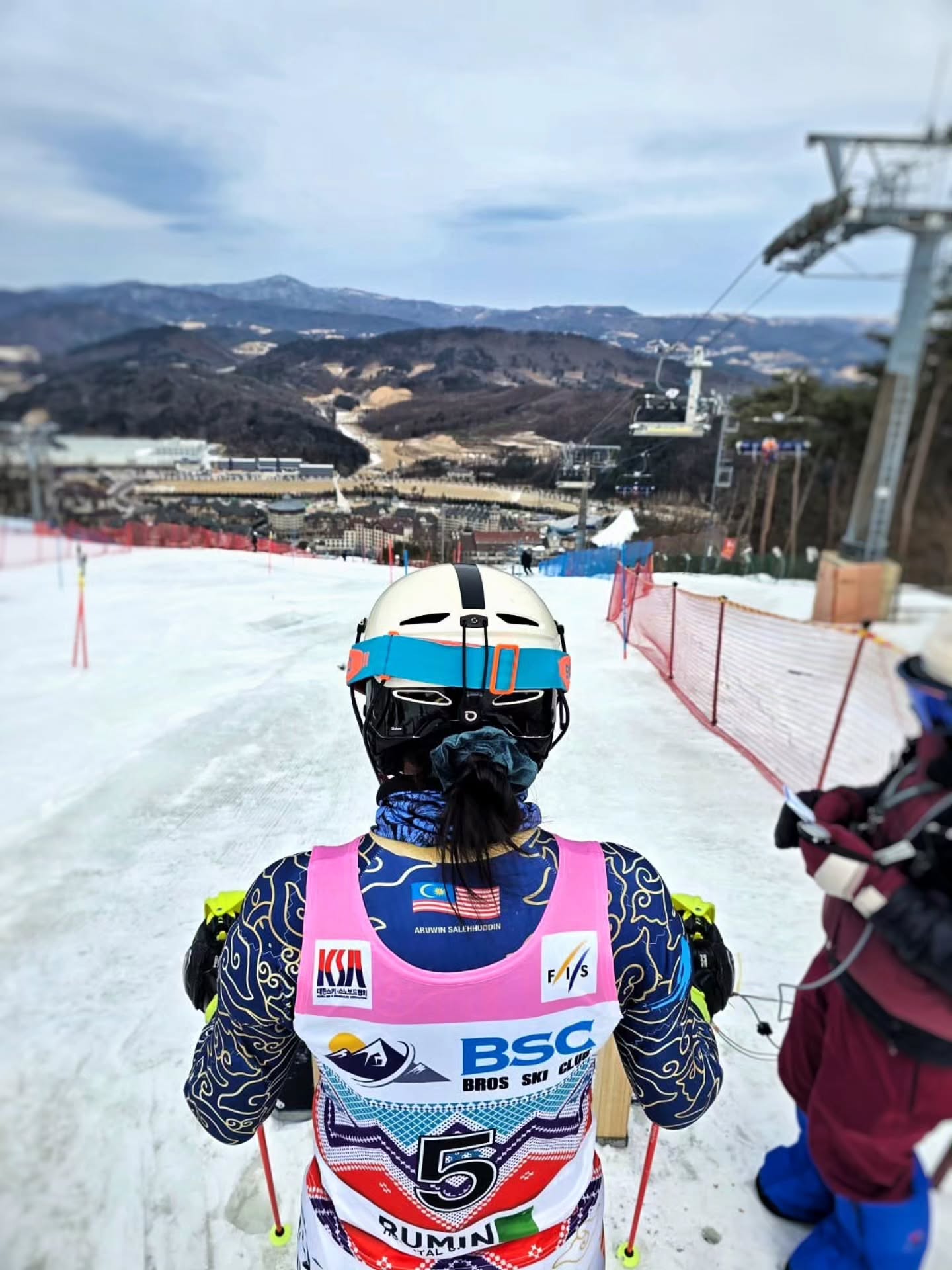 Korea FEC's βοΈ
Learned lots from this one. Gained back some good GS feeling and found some good SL turns βΏ
Although this trip was rushed and there was a lot of uncertainty whether or not I would compete here, I'm really glad I managed to do it even though it was tight with the Olympics right around the corner.
Super excited for tomorrow, Milano-Cortina here we go!
#malaysianalpine #malaysianskier #malaysiansnowsport #malaysiaboleh #proudtobemalaysian