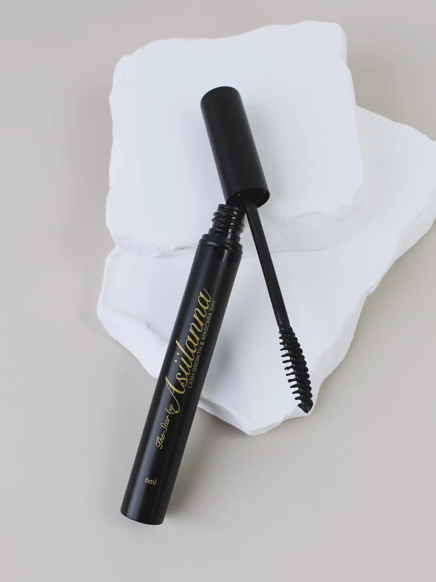 New innovative mascara that has clean ingredients. Mascara with plant extracts, peptides & hyaluronic acid to moisturize your lashes. Lashes are light and soft. Weatherproof and doesn't flake under lashes. Longlasting classy and natural look without clumps. Mascara that supports mild lash growth during continuous use or keeps the lash length after eyelash serum treatment. 🪶
Easy mascara removing with warm water, does not damage the eyelashes or skin by rubbing it with a cotton pad! No makeup remover needed. Travel light! No panda eyes when removing mascara. Therefore, no redness or irritation. For sensitive eyes.
For faster and more effective results, use it together with Lashes by Asiilanna natural premium eyelash growth serum. 🌿
#mascaraserum2in1 #lashgrowthandmascara2in1 #mascara #naturalmascara #plantextracts #plantpower #ancientwisdom #lashesbyasiilanna #sensitiveeyes #sensitivemascara #tubingmascara