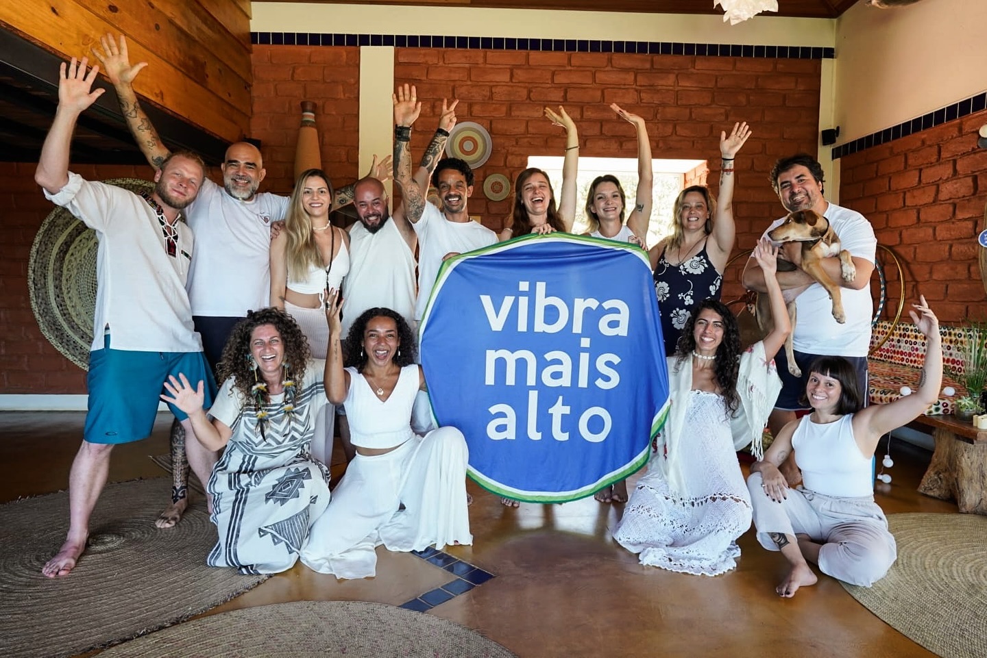 Nosso CarNascer vibrou mais alto do que poderíamos imaginar nesse carnaval aqui na chapada! Do dia 10 a 13 de fevereiro, no @sitio.indaia , esse grupo lindo, arquitetado pelas sincronias cósmicas, embarcou em uma jornada intencional do Profano ao Sagrado aqui no carnaval 2024 em Alto Paraíso.
Muuuitos registros lindos vem aí. Gratidão ao nosso mago das lentes @karolizmo
Gratidão a todos os irmãos e irmãs que renasceram conosco nesses últimos dias, aos deuses e às deusas.
Ao perceber a nossa vibração e nos alinharmos com a Grande Visão, e o paraíso é ancorado na Terra.
O @vibramaisalto existe por uma renovação na forma como interagimos e co-criamos a realidade. Através de vivências e retiros holísticos, desenhamos jornadas para a elevação do Ser.
Aguardeeee mais 🌬️✨✨✨